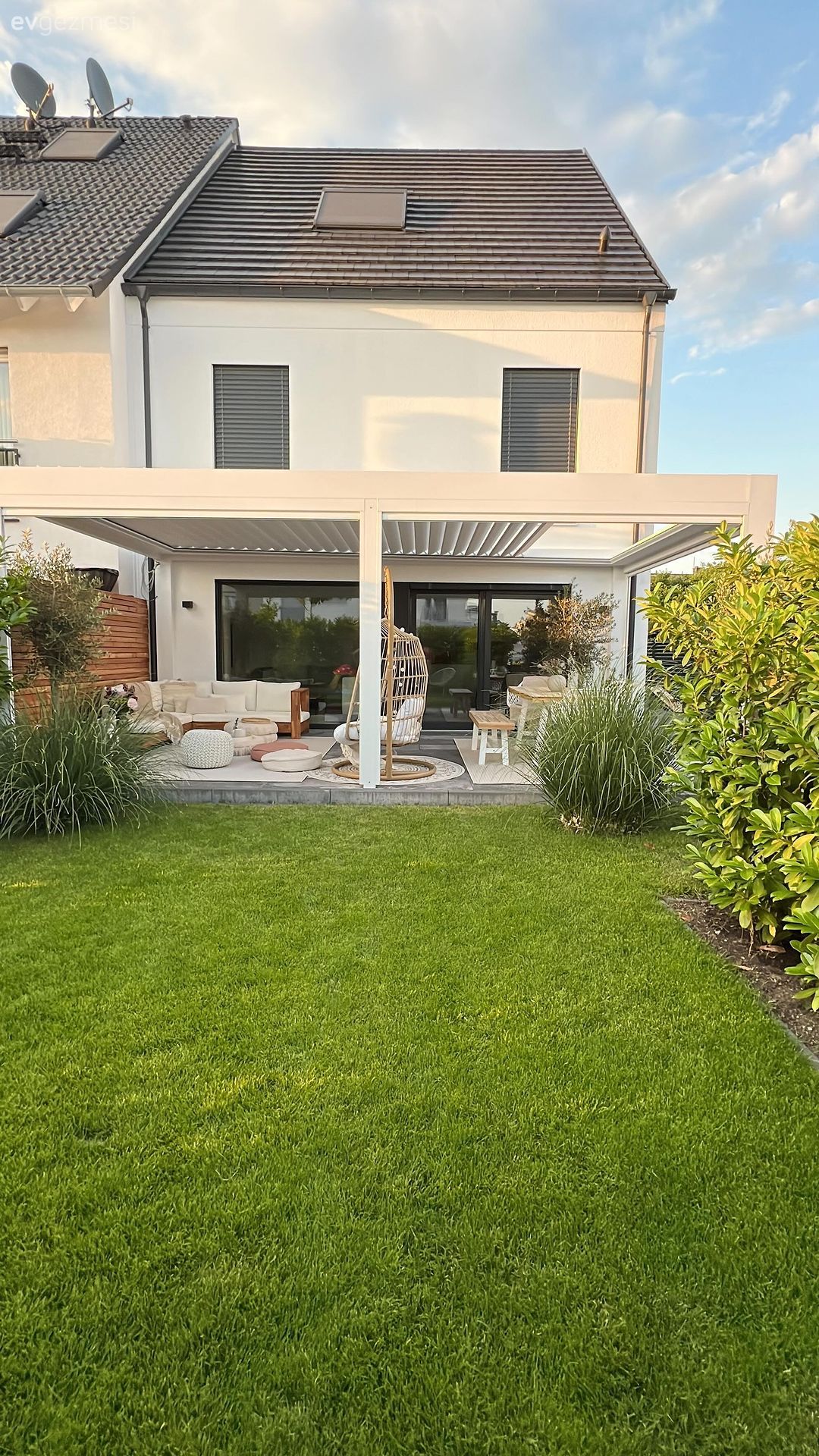 Bu Müstakil Evde Beyaz ve Ahşap Arasından Su Sızmıyor