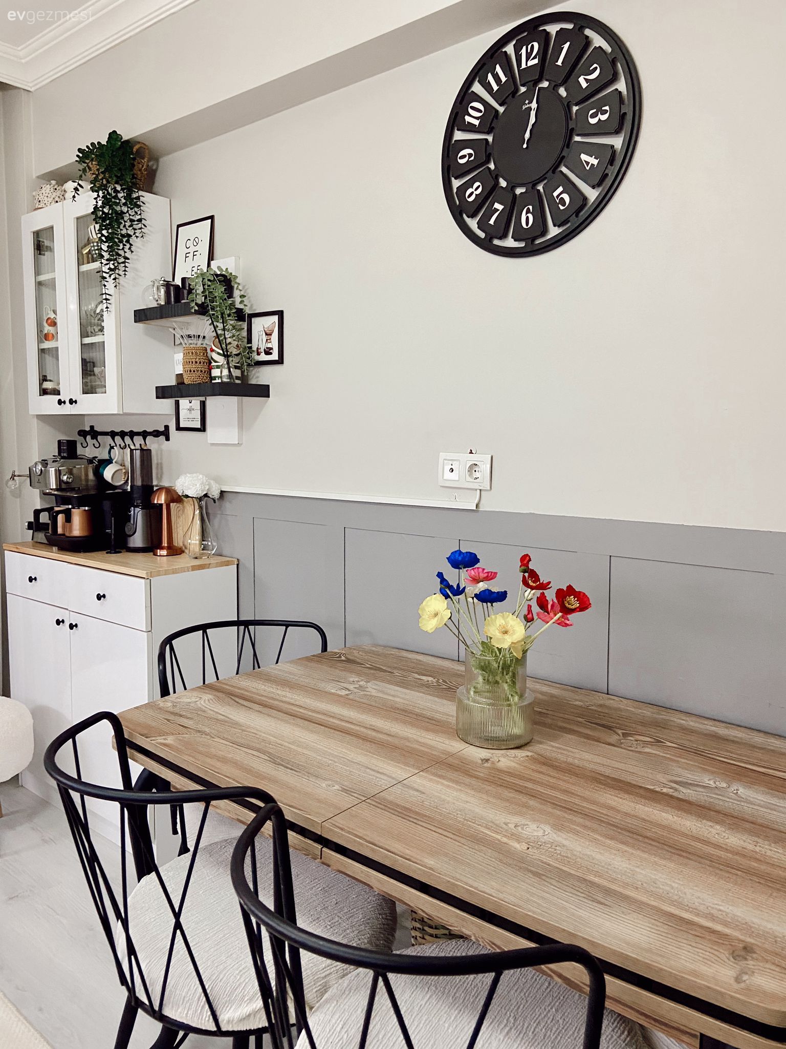 Lacivert ve Krem Uyumu Bu Evin Karakterini Belirleyen Detay