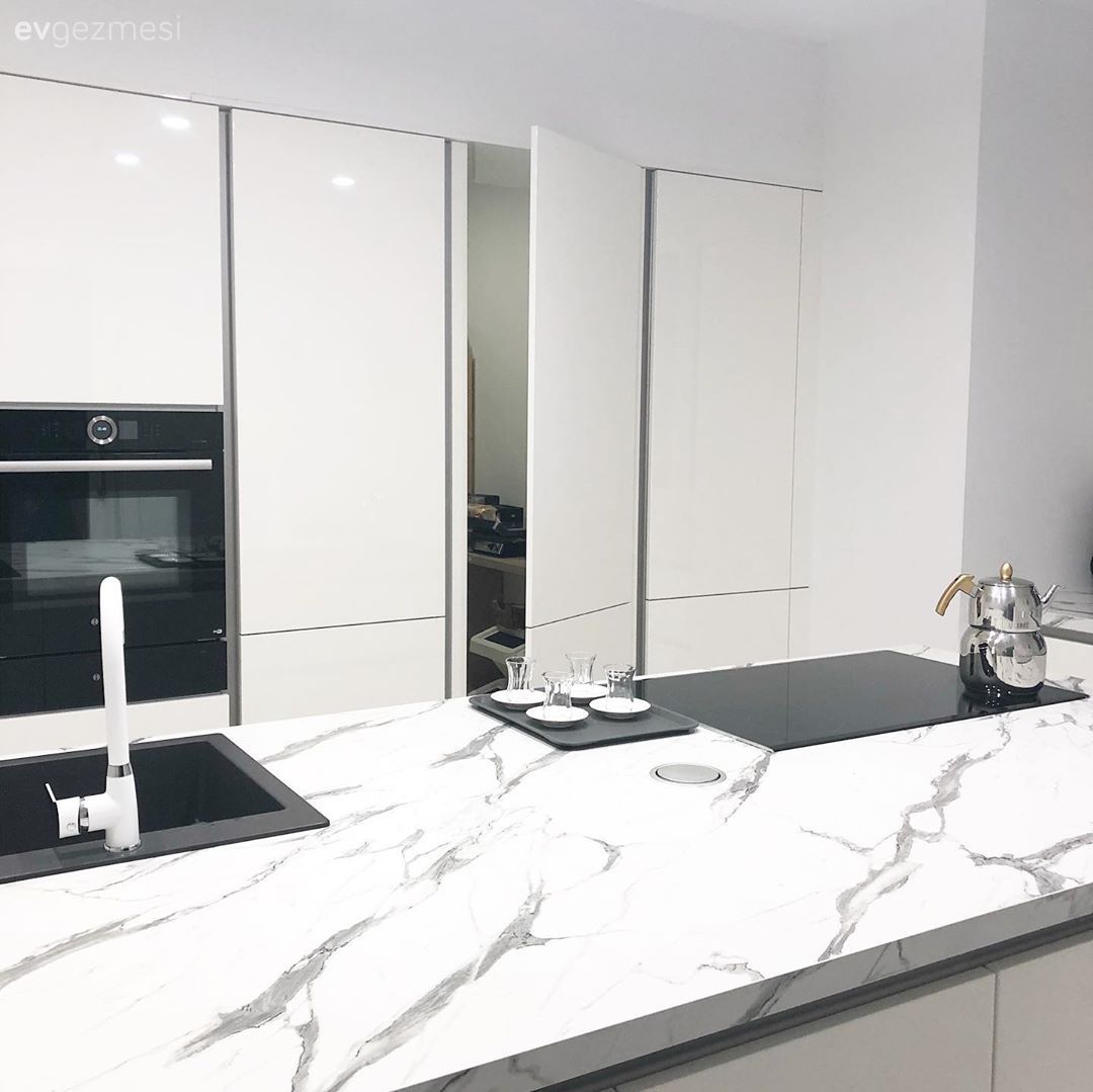 Mutfak, Beyaz mutfak, Modern mutfak, Mutfak tezgahı, Mutfak tezgah arası, Mutfak zemin seramikleri, Ada mutfak, Ankastre, Siyah