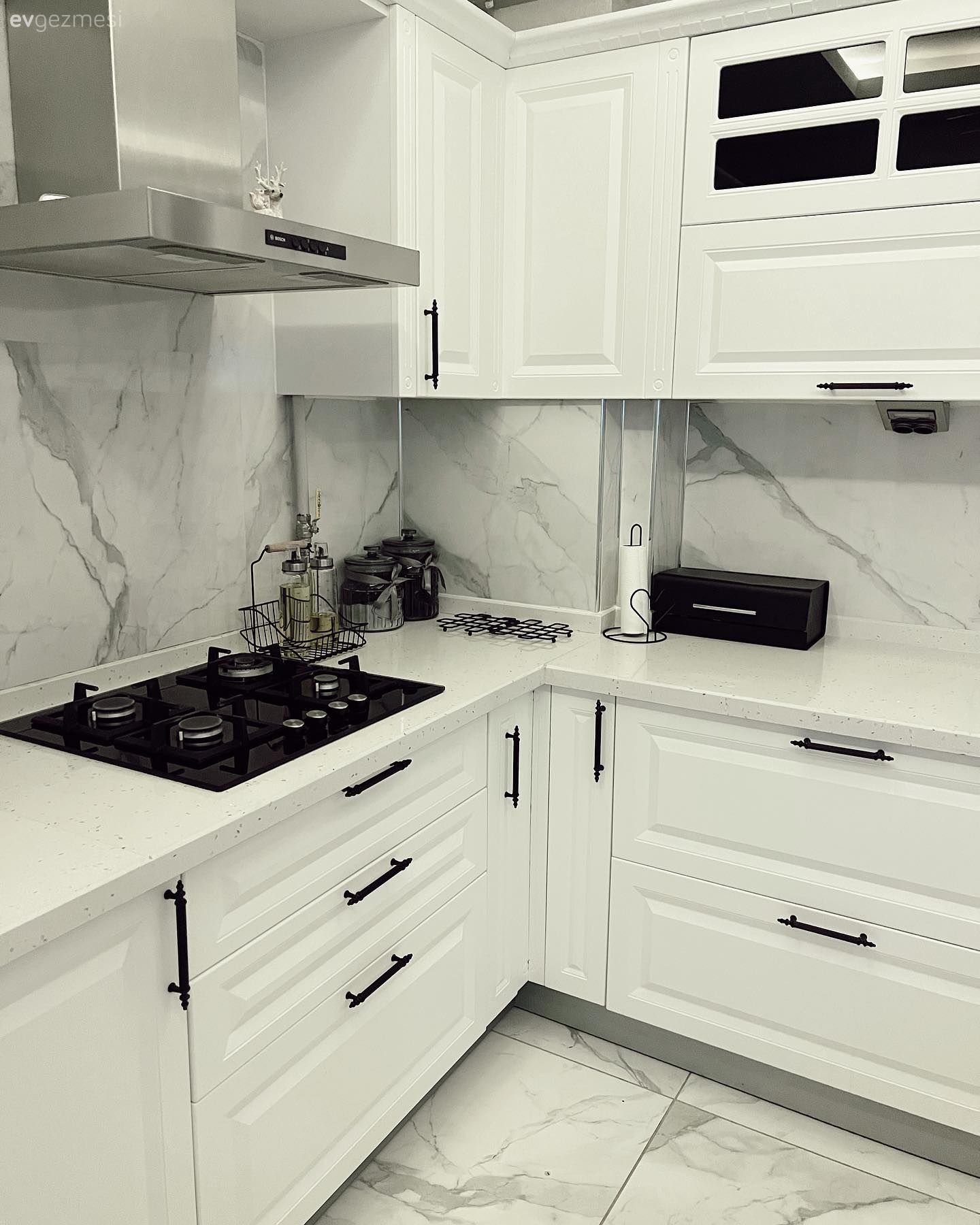 Mutfak, Beyaz, Shaker kapaklı dolaplar, Mutfak tezgahı, Mutfak tezgah arası, Tezgah arası doğal taş, Davlumbaz, Ankastre, Mutfak zemin seramikleri