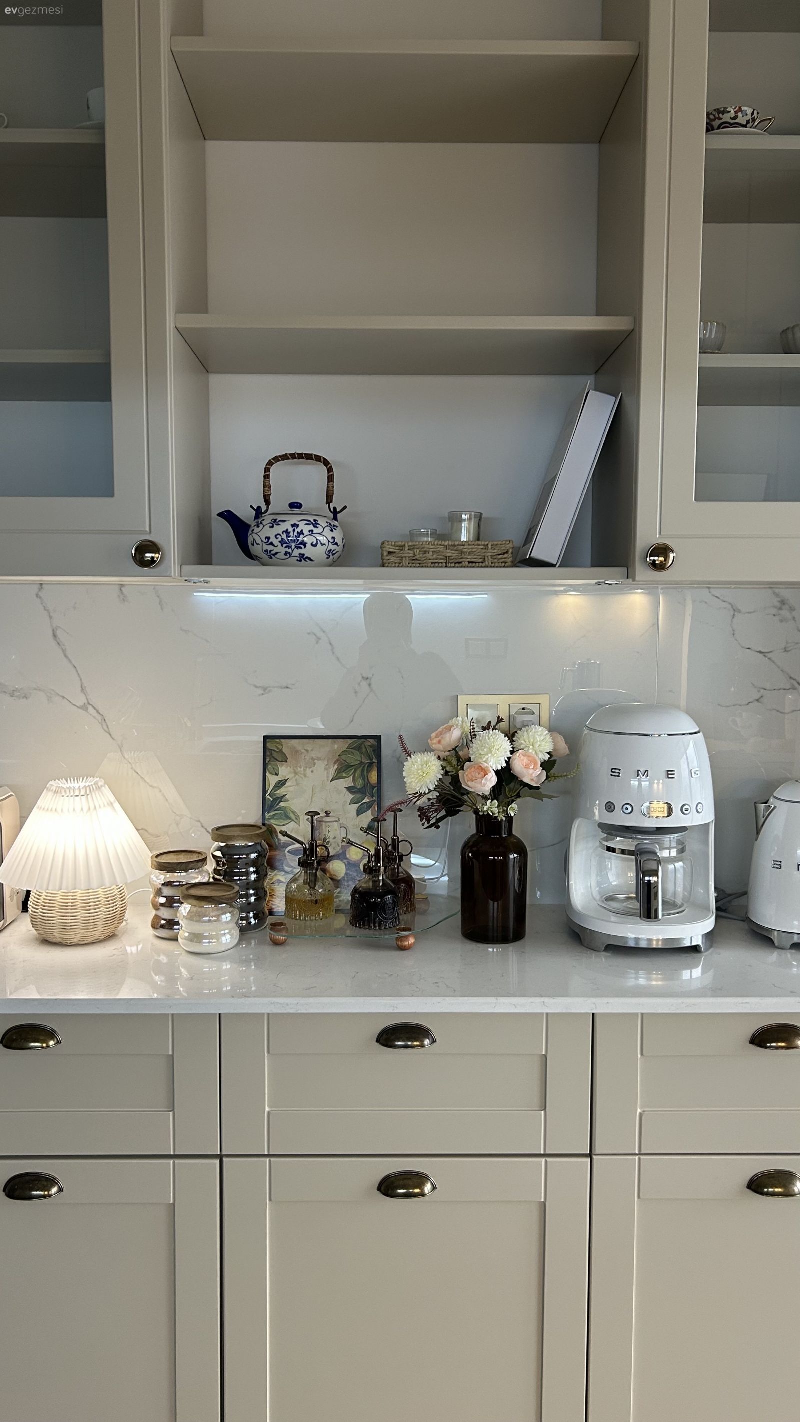 Mutfak, Bej, Gri, Beyaz, Modern, Kahve köşesi, Porselen tezgah, Mutfak tezgahı, Mutfak aksesuarları