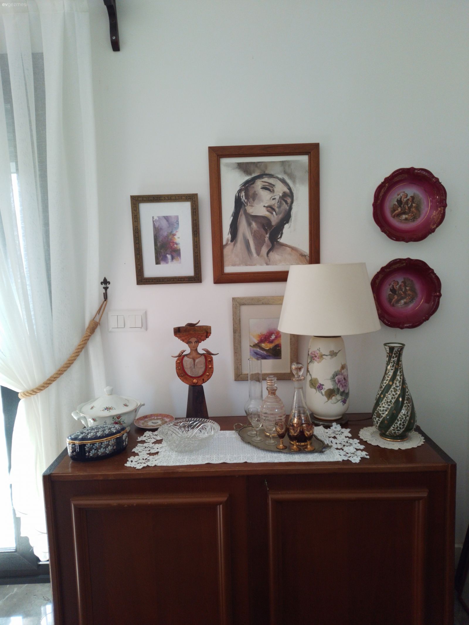 Konsol, Konsol üzeri dekoratif objeleri, Çerçeve, Abajur, Aydınlatma, Vazo, Ev Aksesuar, Tül perde, Perde