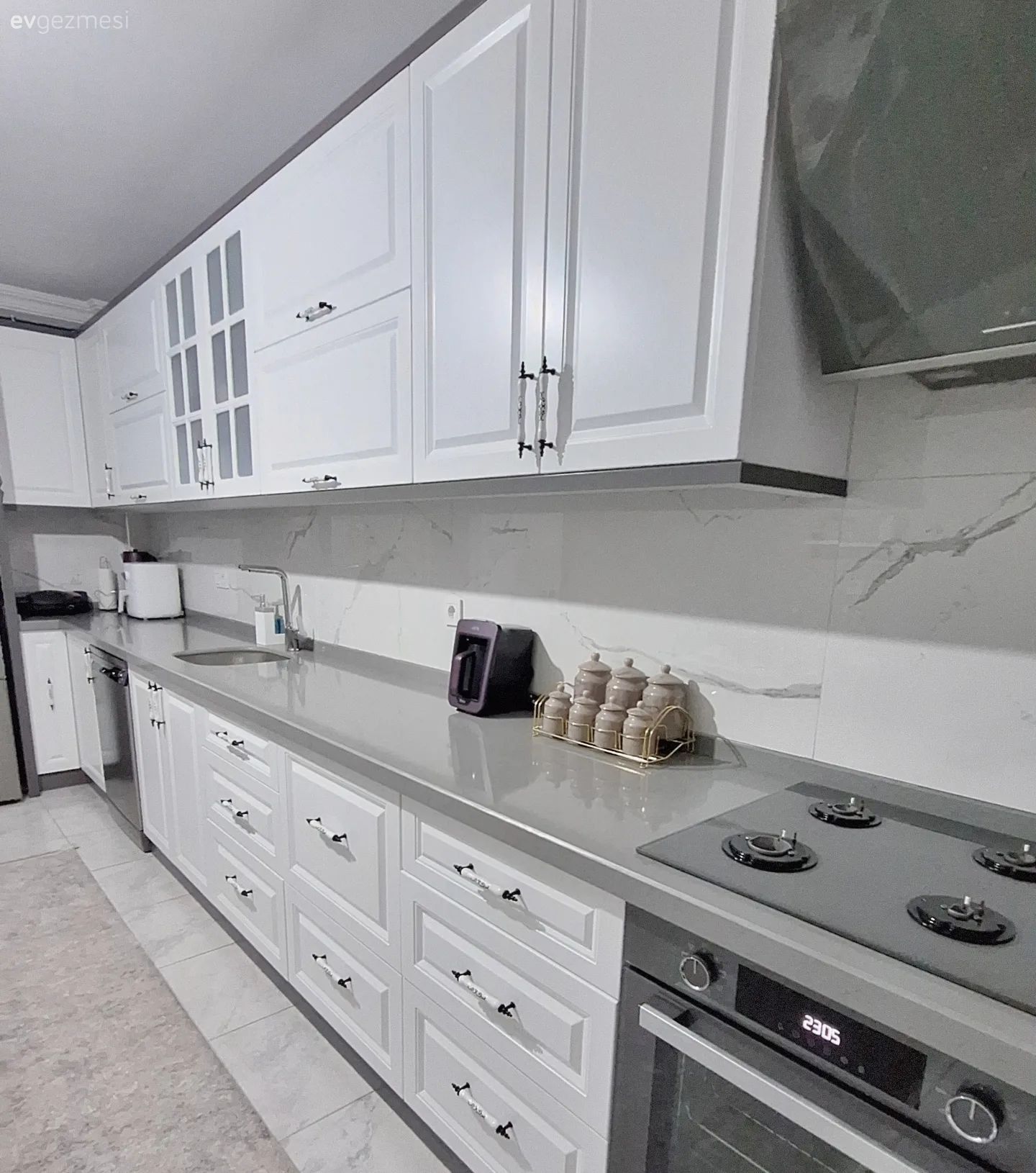Mutfak, Beyaz, Beyaz mutfak, Gri, Shaker kapaklı dolaplar, Mutfak tezgahı, Mutfak tezgah arası, L-tipi mutfak, Mutfak zemin seramikleri, Mutfak aksesuarları, Ankastre, Davlumbaz