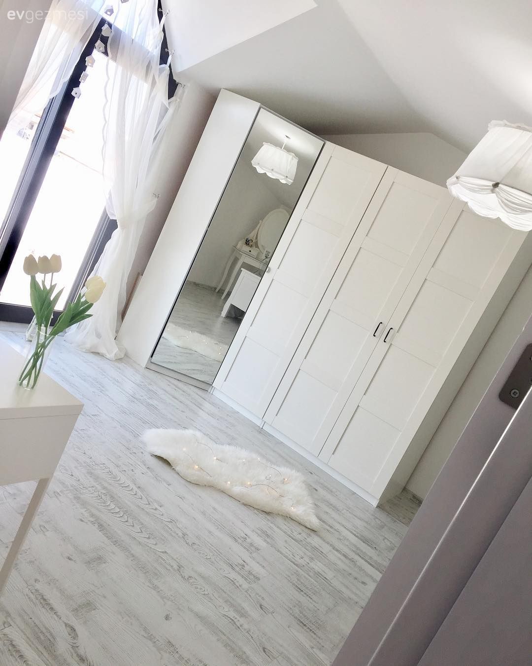 Beyaz, Gardrop, Yatak Odası, Ayna kapaklı dolap, Ayna, Tül perde, Perde, Avize, Aydınlatma, Parke