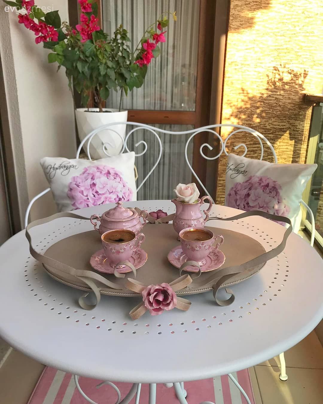 Ev Gezmesi: İzmir'den Konforlu ve Işıltılı Bir Dekor