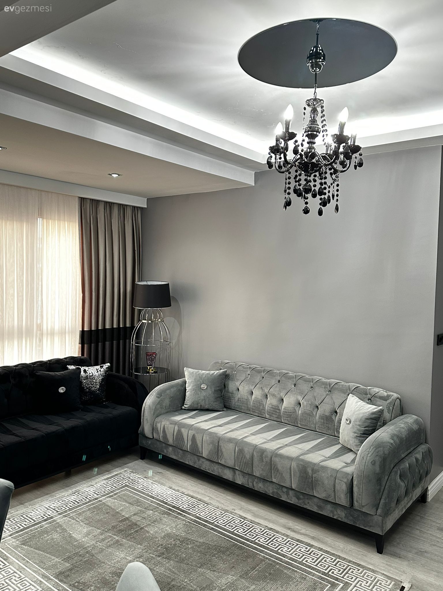 Salon, Modern klasik, Gri, Siyah, Vizon, Tül perde, Perde, Gri duvar, Kırlent, Ev tekstili, Led aydınlatma, Aydınlatma, Halı, Salon halısı, Lambader, Avize