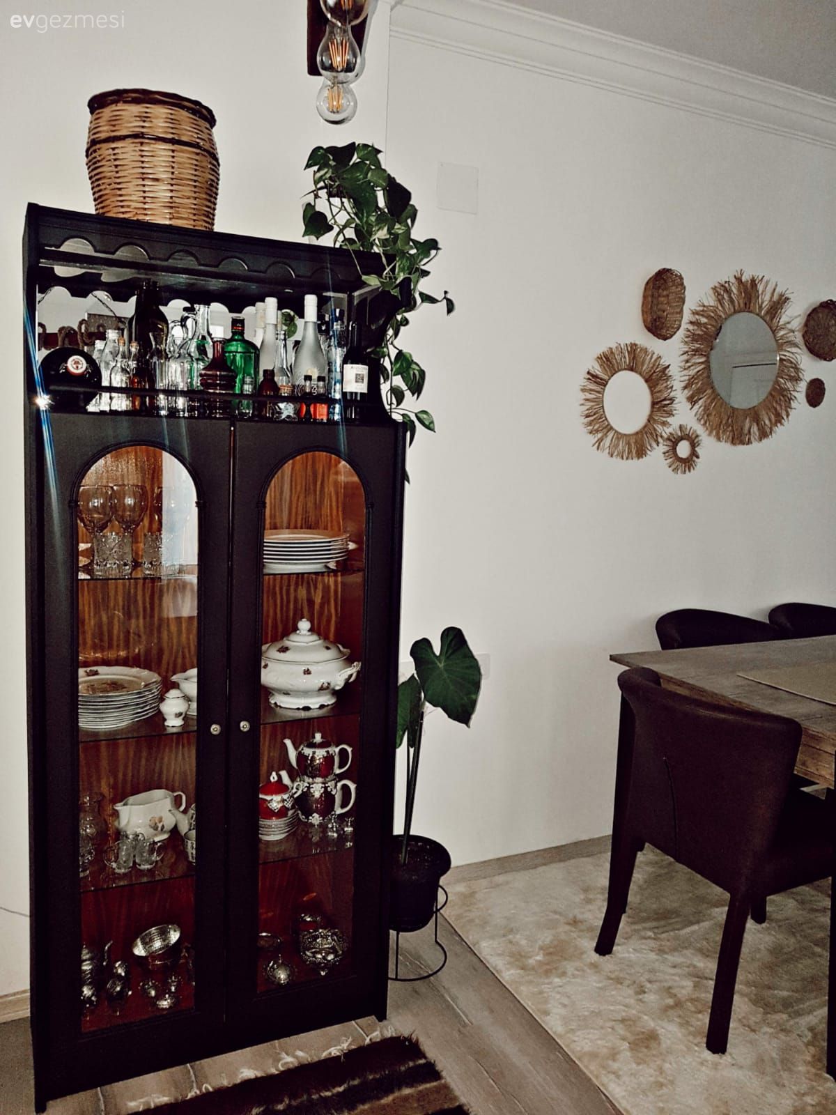 Yemek Odası, Beyaz, Kahverengi, Ahşap Mobilya, Bank, Sandalye, Yemek masası, Duvar dekorasyonu, Halı, Vitrin, Siyah