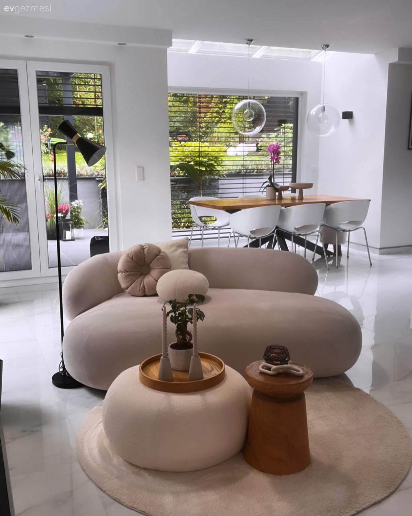 Kıvrımlı Mobilyaları Arasına Alan Bu Dekor Artık Daha Keyifli!