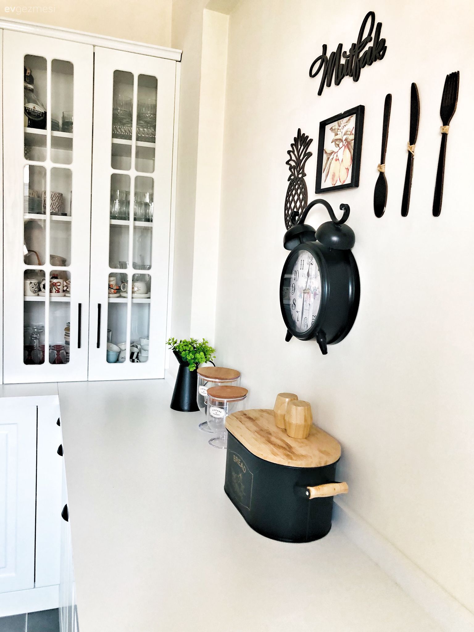 Beyaz, Shaker kapaklı dolaplar, Sandalye, Mutfak aksesuarları, Mutfak duvar dekorasyonu