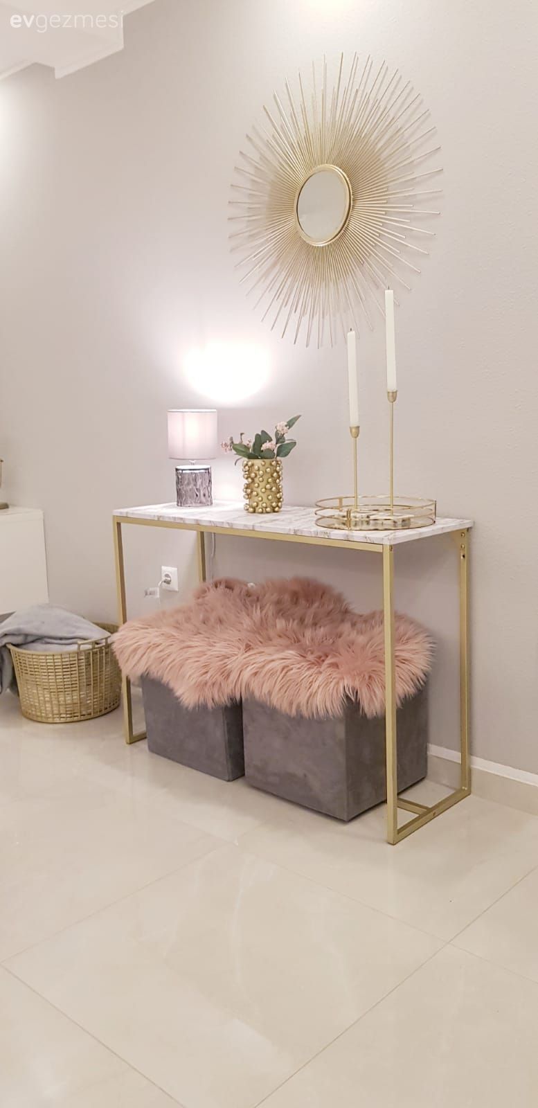 Konsol, Konsol üzeri dekoratif objeleri, Art deko, Ev Aksesuar, Pudra pembe, Vizon, Ev tekstili, Zemin seramikleri, Peluş, Şamdan, Hasır sepet, Ayna, Duvar panosu, Duvar dekorasyonu