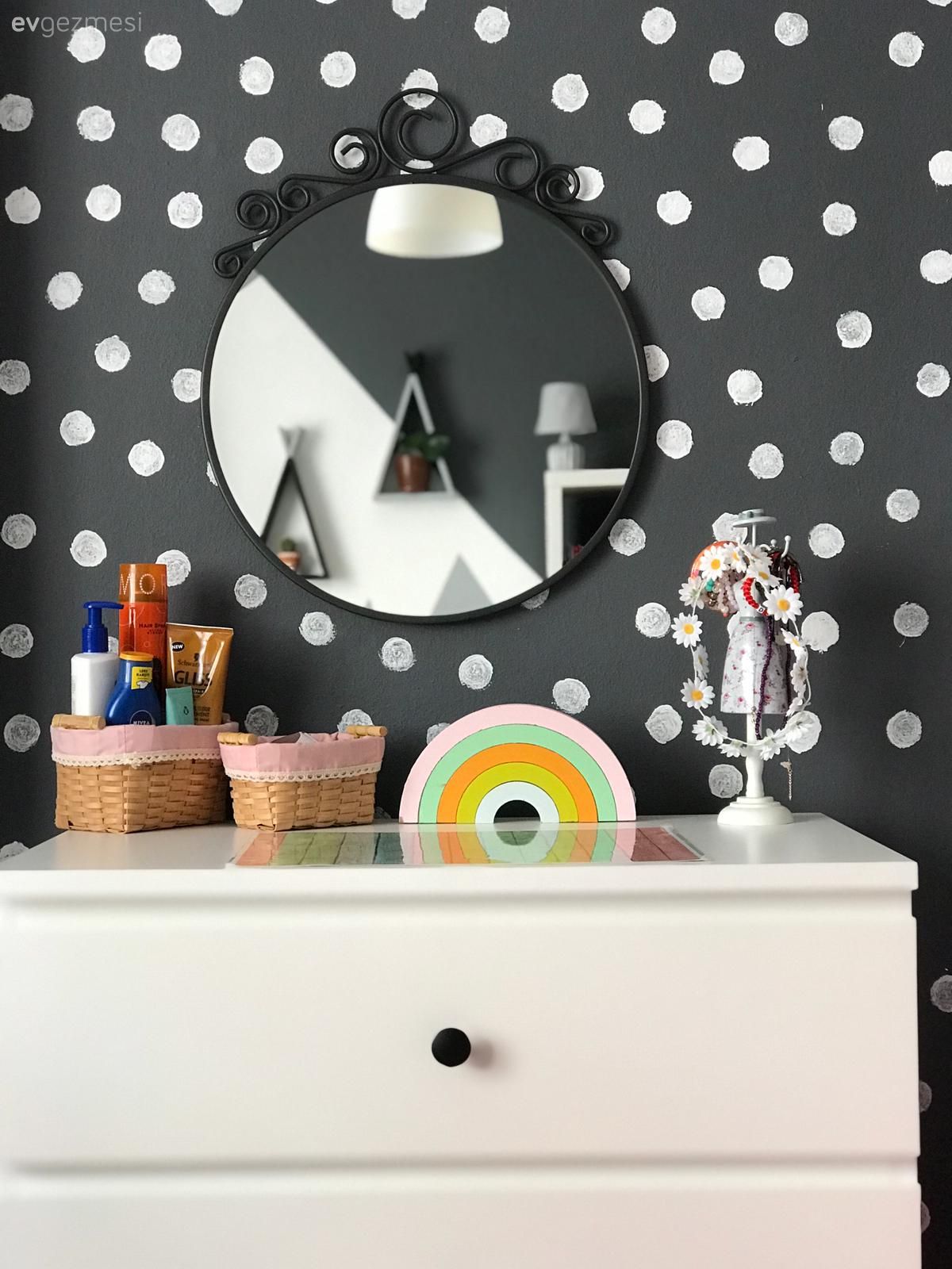Şifonyer, Yatak Odası, Yuvarlak ayna, Dekoratif ayna, Siyah duvar, Çocuk odası duvar dekorasyonu