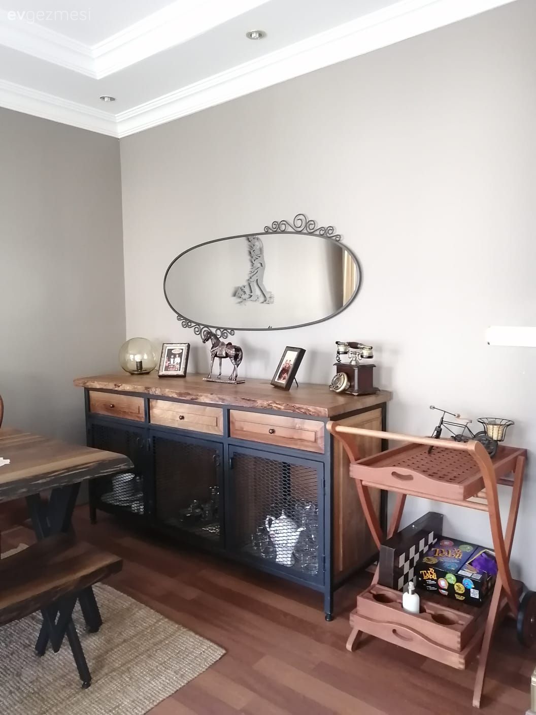 Ahşap Mobilya, Kahverengi, Konsol, Konsol üzeri dekoratif objeleri, Ayna, Dekoratif Objeler