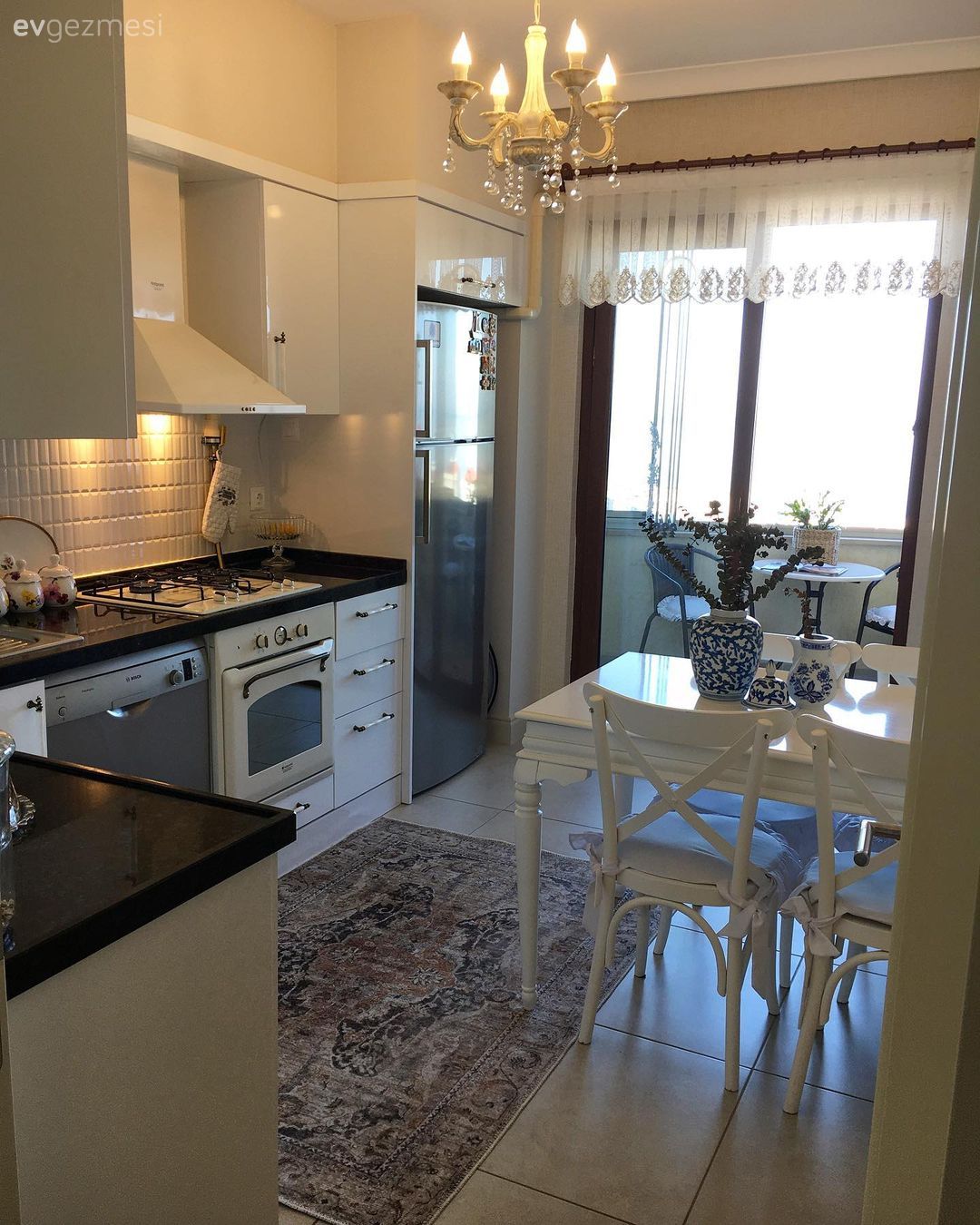 Mutfak, Country mutfak, Siyah, Beyaz, Mutfak tezgahı, Mutfak tezgah arası, Tezgah arası seramik, Davlumbaz, Ankastre, Siyah tezgah, Mutfak Avize Modelleri, Sandalye, Mutfak masası, Mutfak aksesuarları, Mutfak halısı, Mutfak perdesi