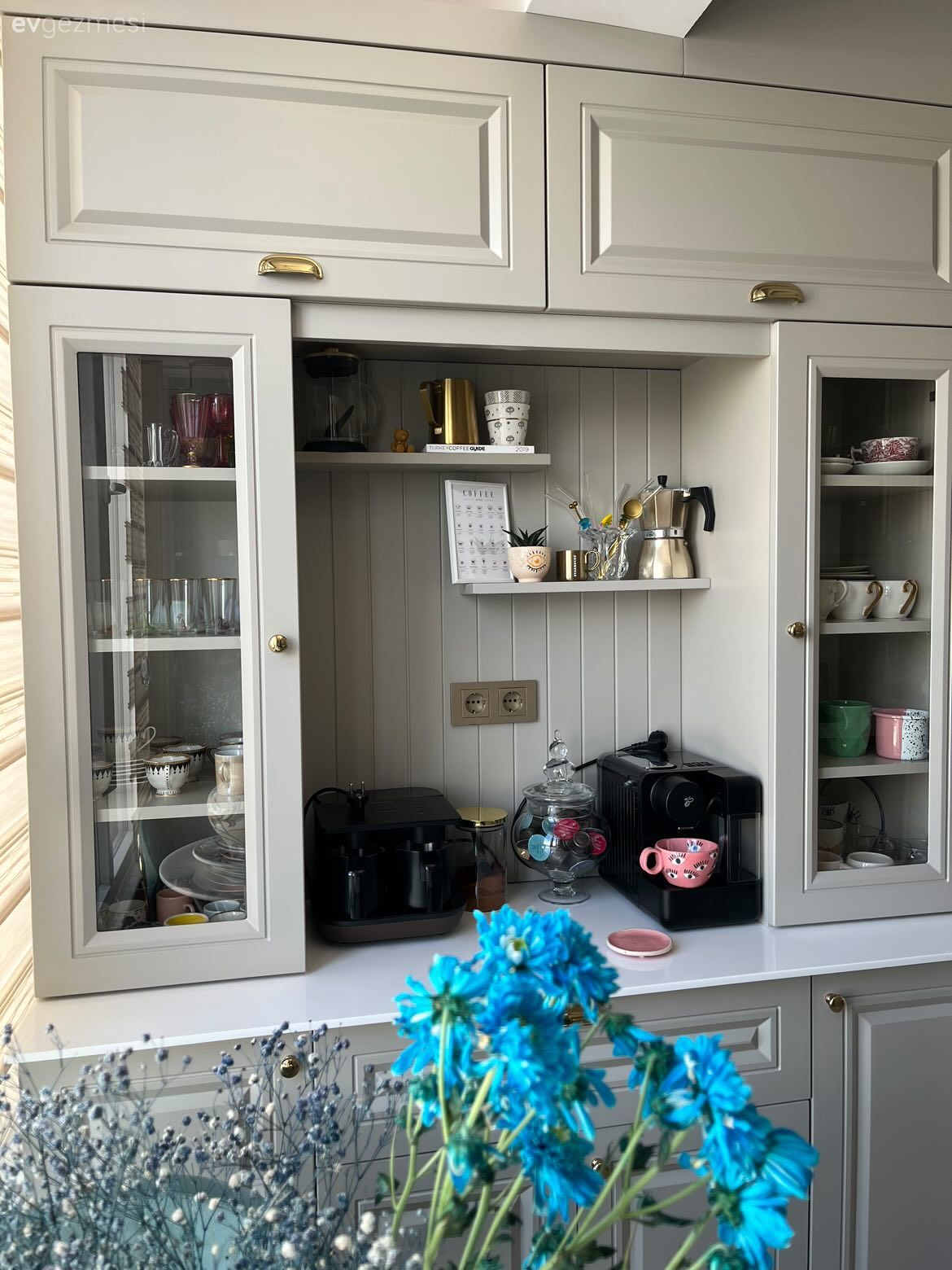 Kahve köşesi, Gri, Bej, Beyaz, Siyah, Mutfak aksesuarları, Mutfak, Çiçekler, Shaker kapaklı dolaplar