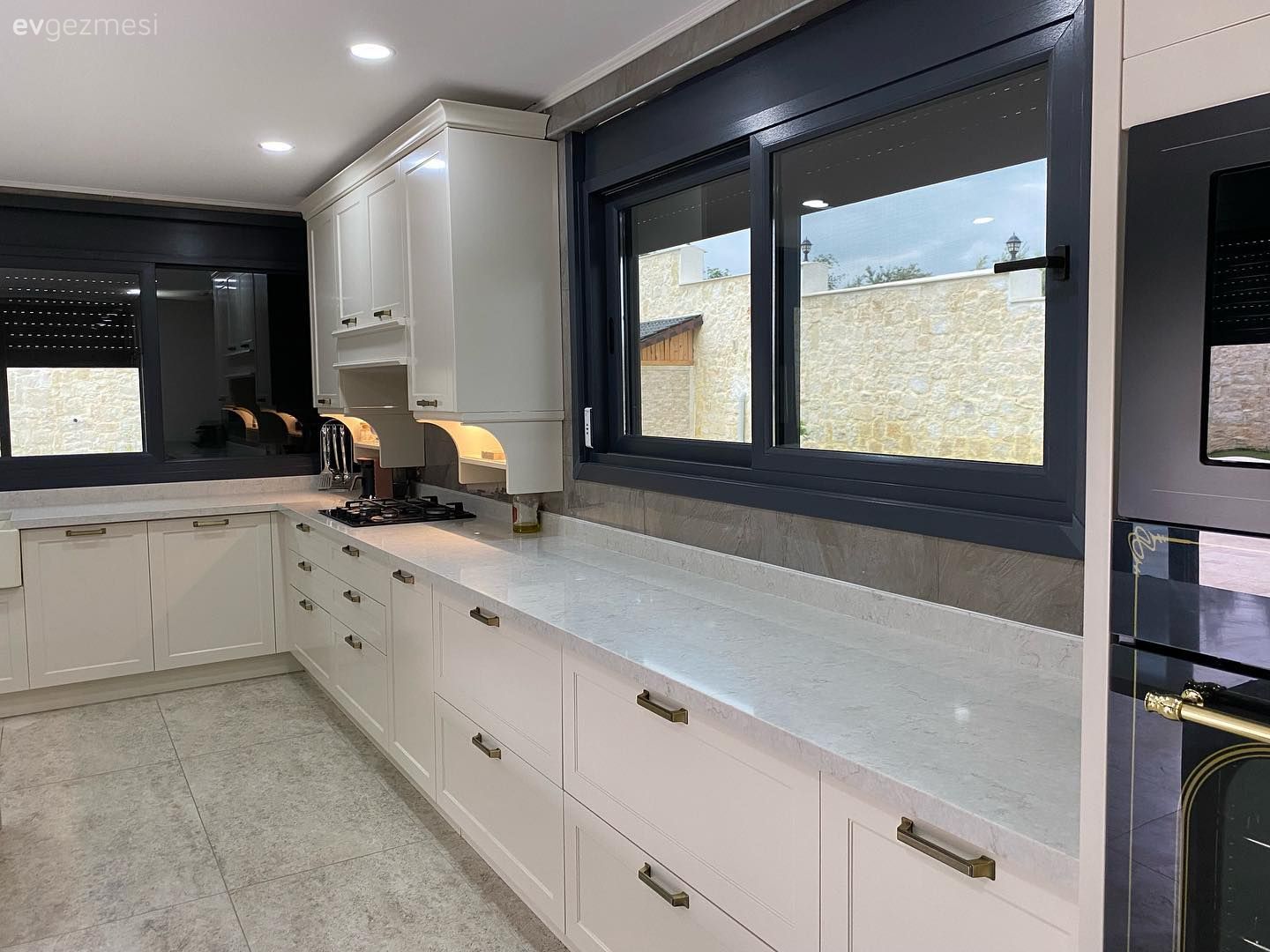 Bu Geniş Mutfakta Alanın Hakkını Verecek Tasarımlara Başvurulmuş!