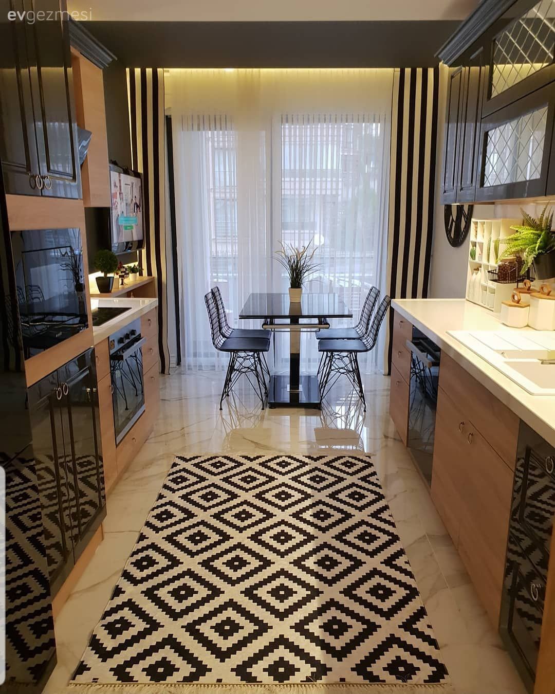 Mutfak, Kahverengi, Siyah, Beyaz, Mutfak tezgahı, Mutfak tezgah arası, Mutfak halısı, Geometrik desen, Desenler, Mutfak masası, Sandalye, Metal sandalye, Mutfak perdesi, Çizgili desen, Ankastre
