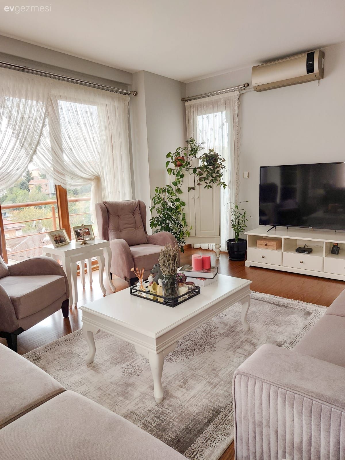 Salon, Modern, Country, Bej, Krem, Beyaz, Orta sehpa, Sehpa, Tv ünitesi, Tül perde, Perde, Halı, Koltuk takımı