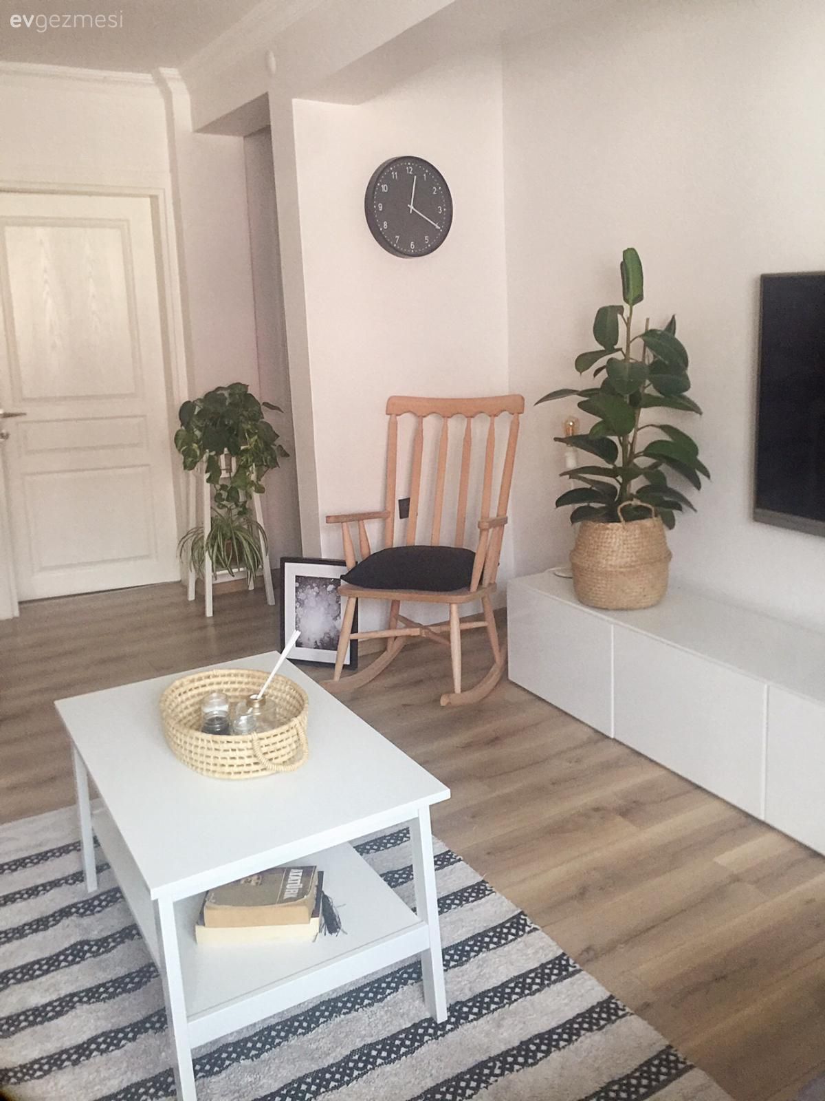 Salon, İskandinav, Beyaz, Gri, Siyah, Tv ünitesi, Tv ünitesi aksesuarları, Ev Aksesuar, Sandalye, Hasır sepet, Duvar saati, Duvar dekorasyonu, Orta sehpa, Sehpa, Kilim, Halı, Ev bitkisi, Parke
