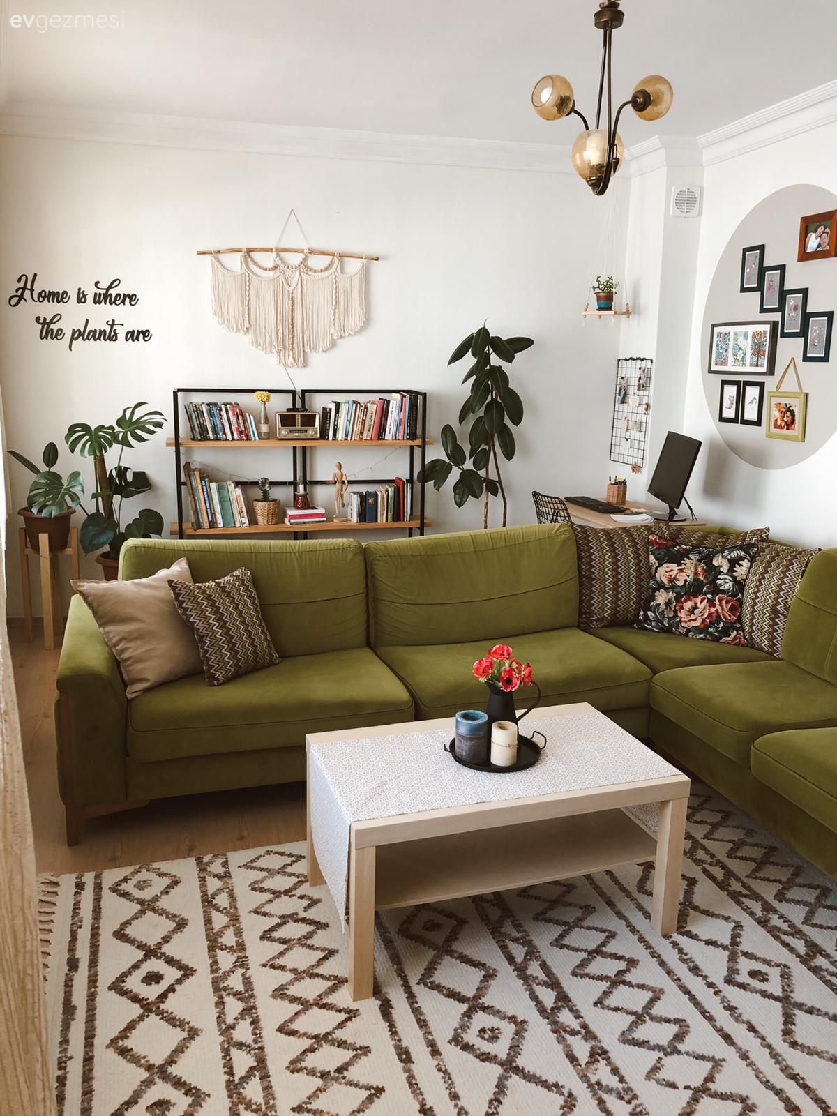 Salon, Bohem Dekorasyon, Yeşil, Beyaz, Siyah, Köşe koltuk, Koltuk takımı, Halı, Salon halısı, Geometrik desen, Desenler, Kitaplık, Duvar dekorasyonu, Çerçeve, Ev bitkisi, Orta sehpa, Sehpa, Çalışma masası, Kırlent, Ev tekstili, Avize, Aydınlatma, Salon avizesi