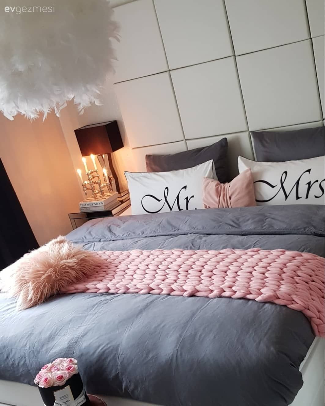 Yatak Odası, Beyaz, Gri, Pembe, Yatak örtüsü, Yatak başlığı, Yatak odası avizesi, Abajur, Aydınlatma, Komodin, Aynalı mobilya, Ayna, Kırlent, Ev tekstili, Art deko