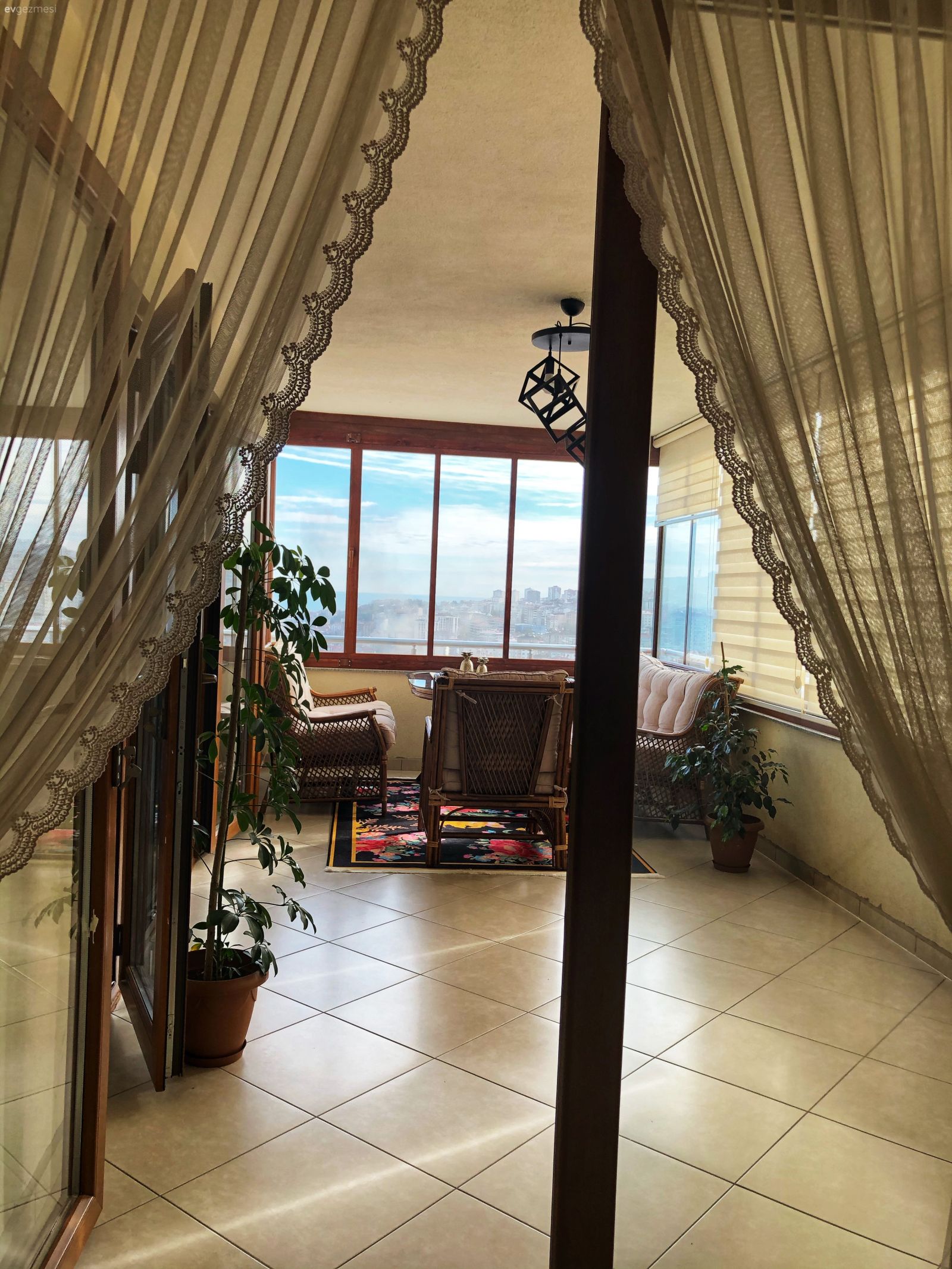 Balkon, Vizon, Krem, Kahverengi, Balkon oturma grubu, Hasır, Balkon masası, Balkon halısı, Siyah, Sarı, Balkon zemini