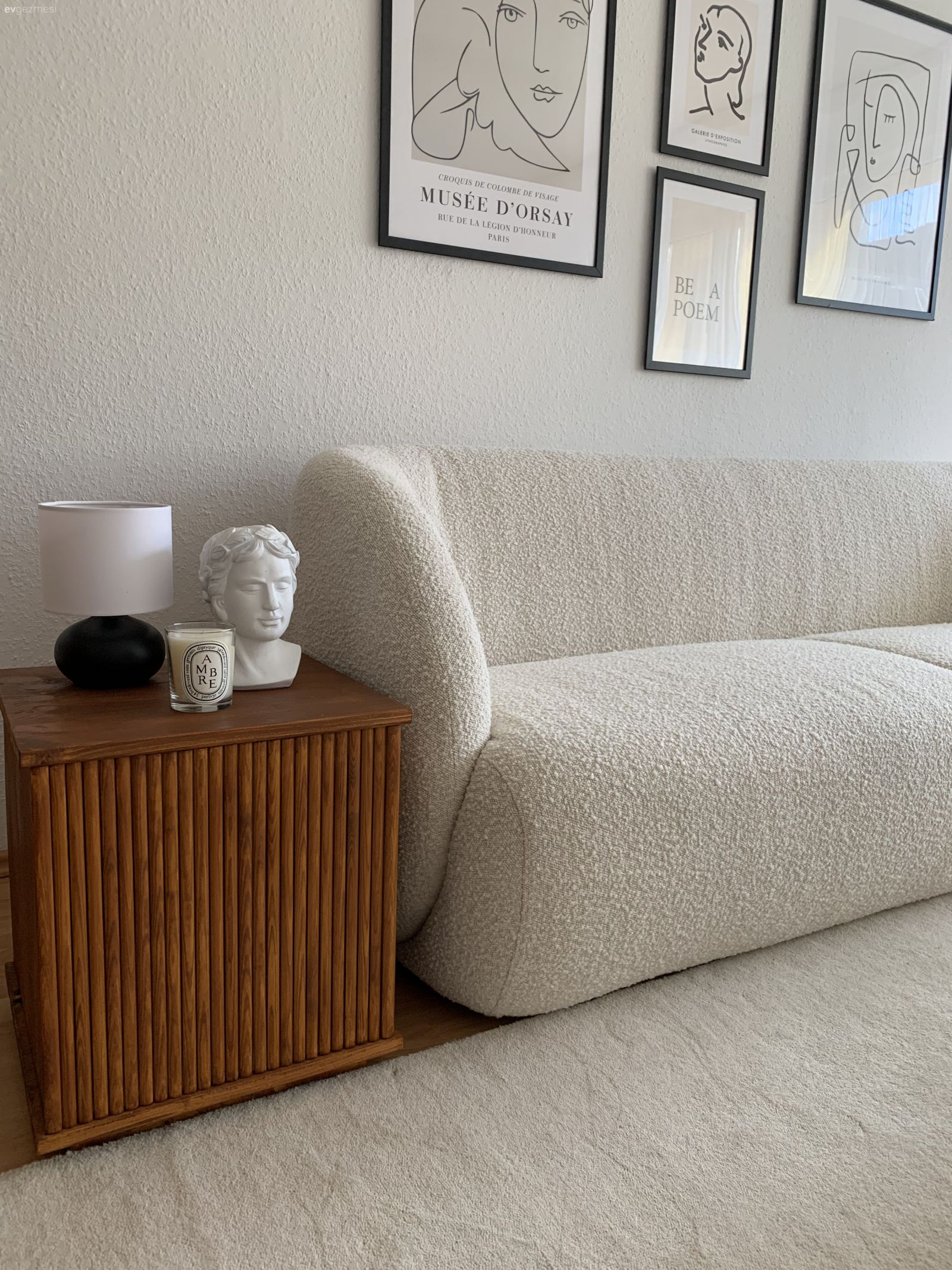 Salon, Modern, Beyaz, Bej, Kahverengi, Beyaz koltuk, Koltuk takımı, Orta sehpa, Sehpa, Halı, Salon halısı, Yan sehpa, İskandinav, Puf, Tül perde, Perde, Çerçeve, Galeri duvarı, Duvar dekorasyonu, Dekoratif Objeler