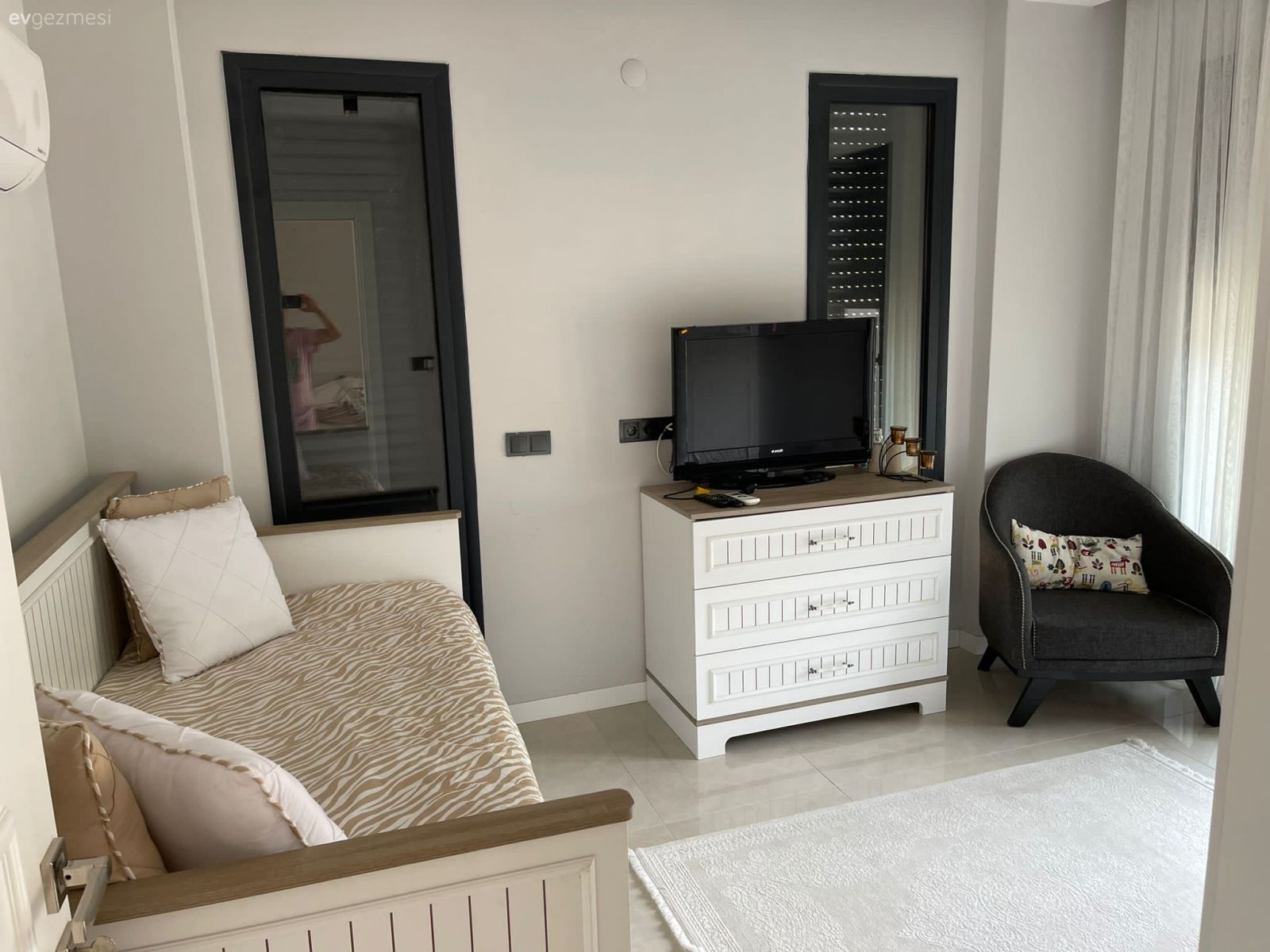 Kuşadası'ndaki Bu Evde Doğal Materyaller Koyu Pigmentlerle Buluşmuş!