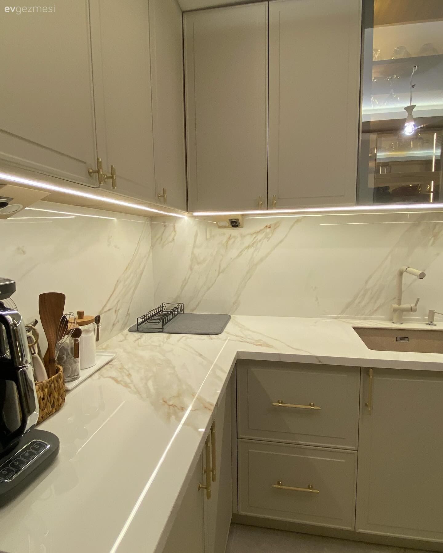 Modern Tarzlı Bu Mutfakta Kahve Köşesi Samimiyet Kaynağı