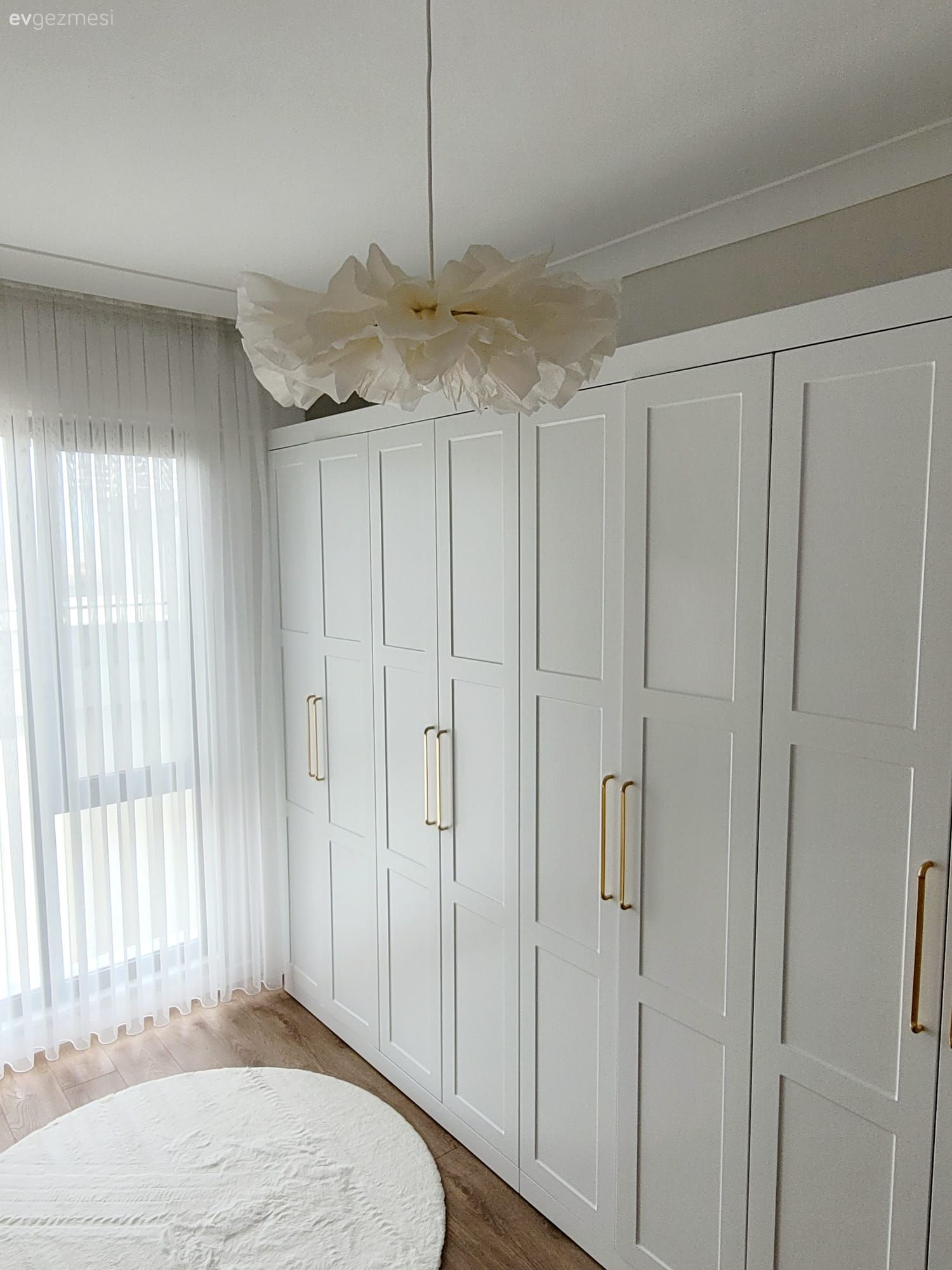 Beyaz, Bej, Giyinme odası, Tül perde, Perde, Yuvarlak halı, Halı, Avize, Aydınlatma