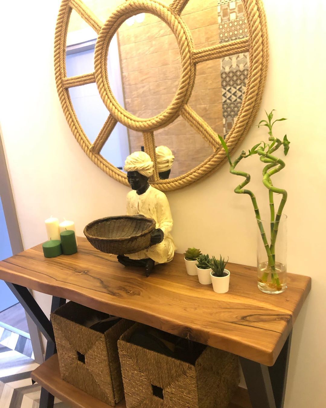 Dresuar, Ahşap Mobilya, Hasır sepet, Vazo, Ev Aksesuar, Dekoratif Objeler, Dresuar dekorasyonu, Ayna, Dekoratif ayna
