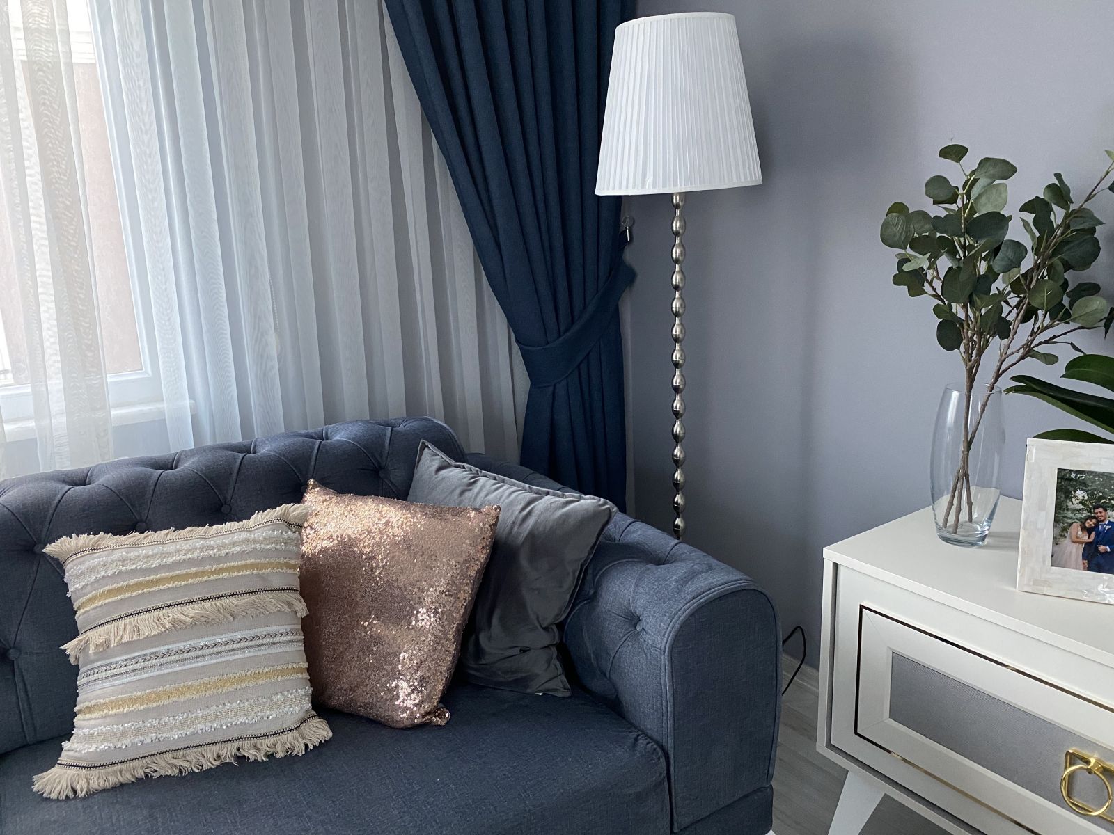 Salon, Modern, Mavi, Beyaz, Koltuk takımı, Mavi duvar, Fon perde, Perde, Tül perde, Duvar dekorasyonu, Kırlent, Ev tekstili, Halı, Salon halısı, Yan sehpa, Sehpa, Abajur, Aydınlatma, Tv ünitesi