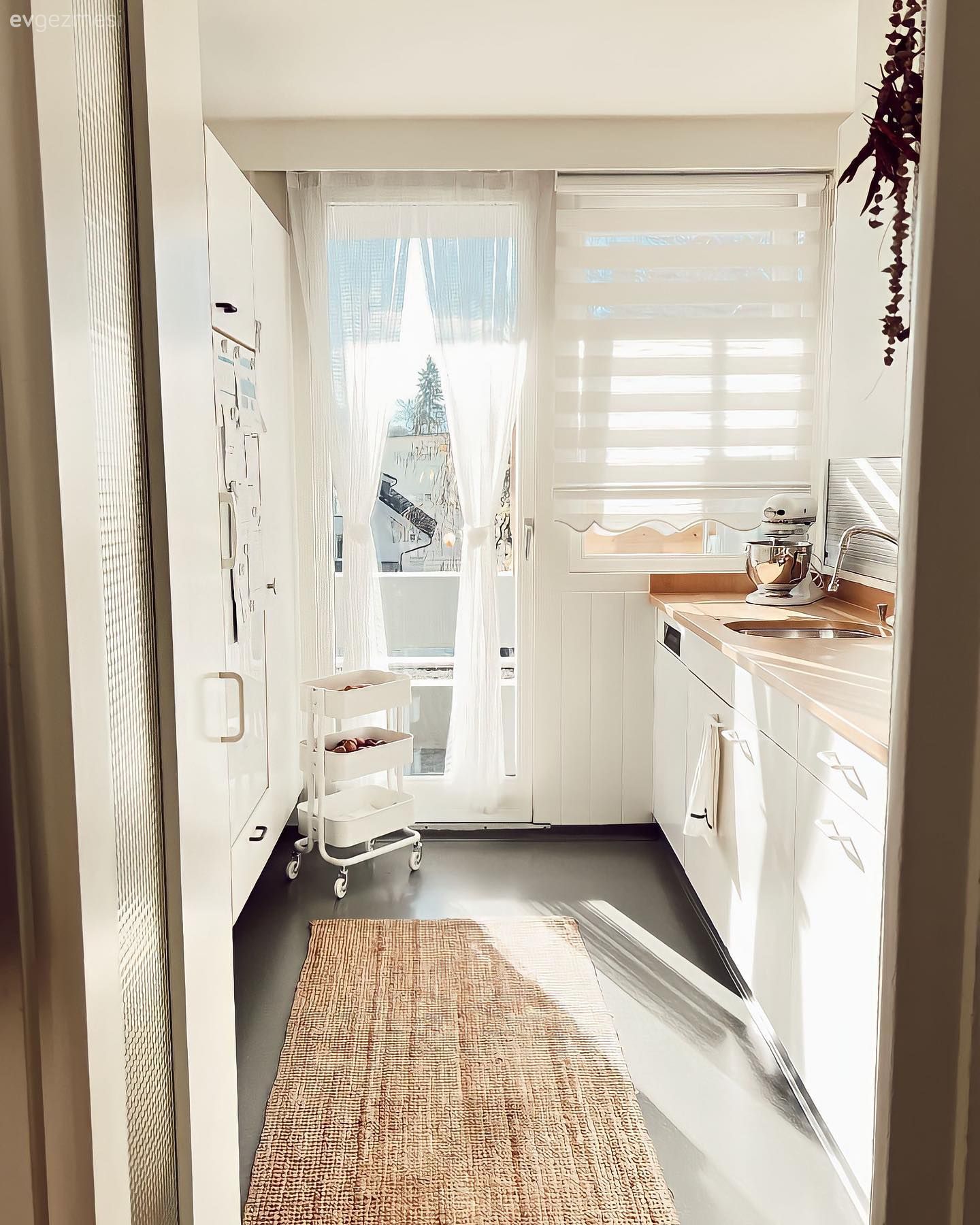 Mutfak, Beyaz, İskandinav, Ahşap mutfak tezgahı, Mutfak tezgahı, Jüt halı, Halı, Kulpsuz mutfak dolabı, Mutfak perdesi, Zebra Perde, Perde, Mutfak aksesuarları