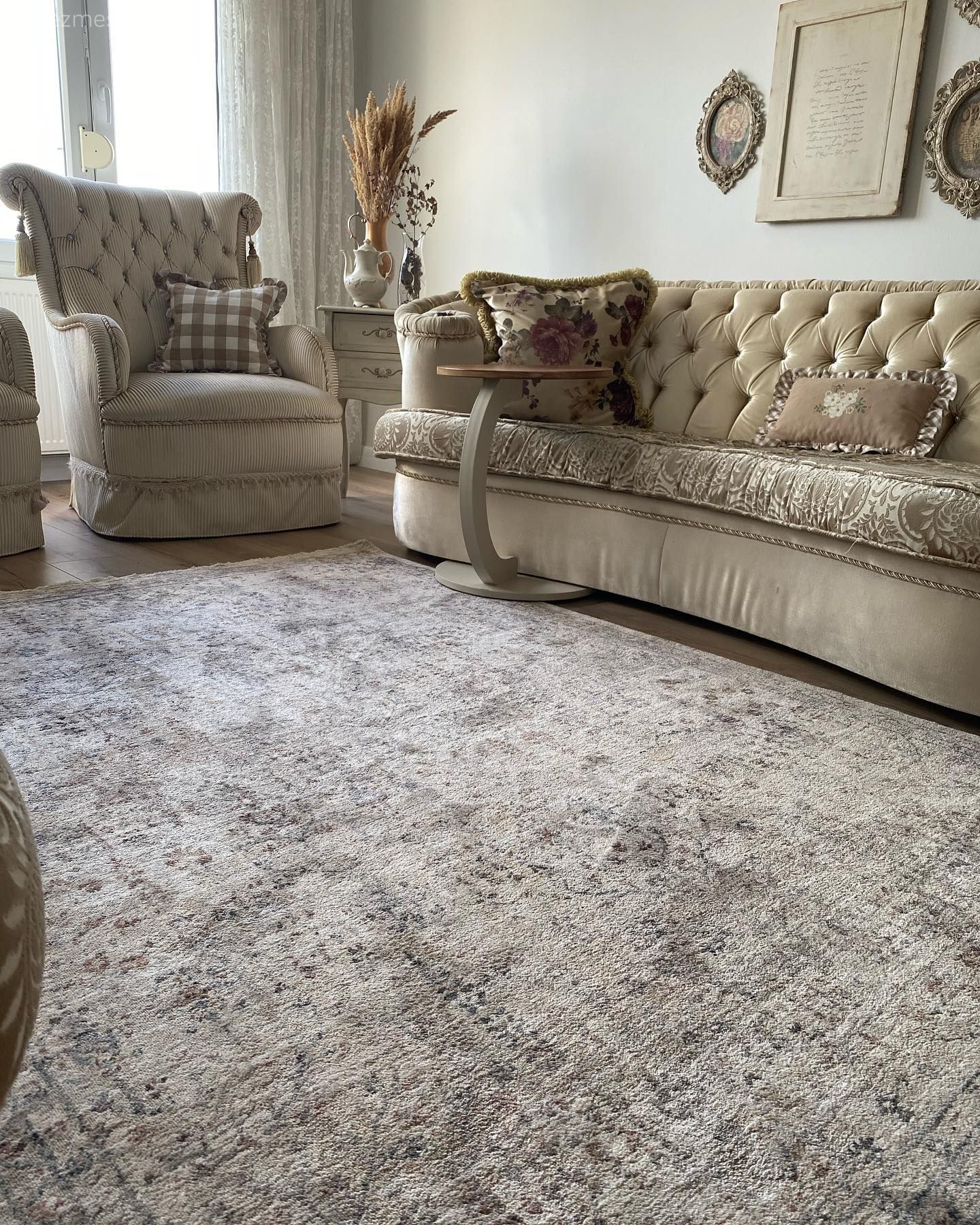 Salon, Klasik, Vizon, Bej, Krem, Koltuk takımı, Berjer, Kapitoneli koltuk, Duvar dekorasyonu, Yan sehpa, Sehpa, Halı, Salon halısı, Dekoratif Objeler, Tül perde, Perde, Kırlent, Ev tekstili