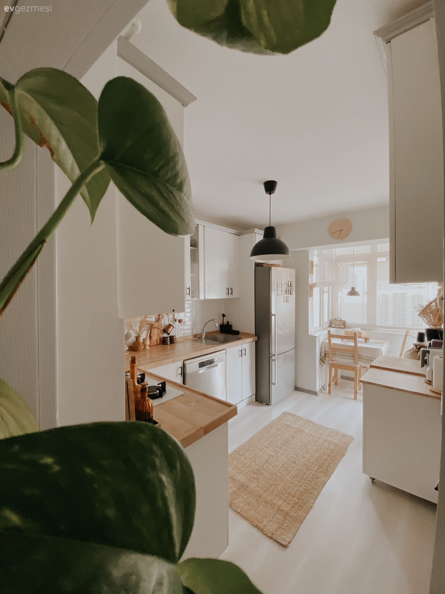 Mutfak, Mutfak tadilat, Tadilat, Ahşap mutfak, Beyaz, Dolap, Tezgah arası seramik, Mutfak tezgah arası, Mutfak aksesuarları, Cam Ankastre, Ankastre, Avize, Aydınlatma, Ahşap mutfak tezgahı, Mutfak tezgahı, Tezgah üstü lavabo, Banyo lavabosu, Mutfak masası, Sandalye, Duvar saati, Duvar dekorasyonu, Jüt halı, Halı, Laminant parke, Parke, Ev bitkisi