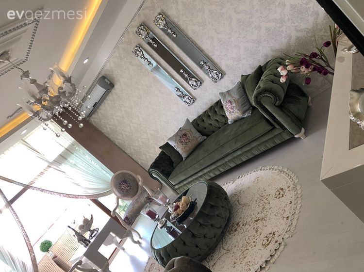 Klasik, Yeşil, Krem, Gümüş, Chesterfield, Koltuk takımı, Kırlent, Ev tekstili, Kruvaze perde, Perde, Berjer, Sehpa, Duvar kağıdı, Duvar dekorasyonu, Dekoratif ayna, Ayna, Avize, Aydınlatma, Salon avizesi, Led aydınlatma, Spot aydınlatma, Orta sehpa, Puf, Sehpa üstü aksesuarı, Ev Aksesuar, Halı, Salon halısı, Oturma Odası