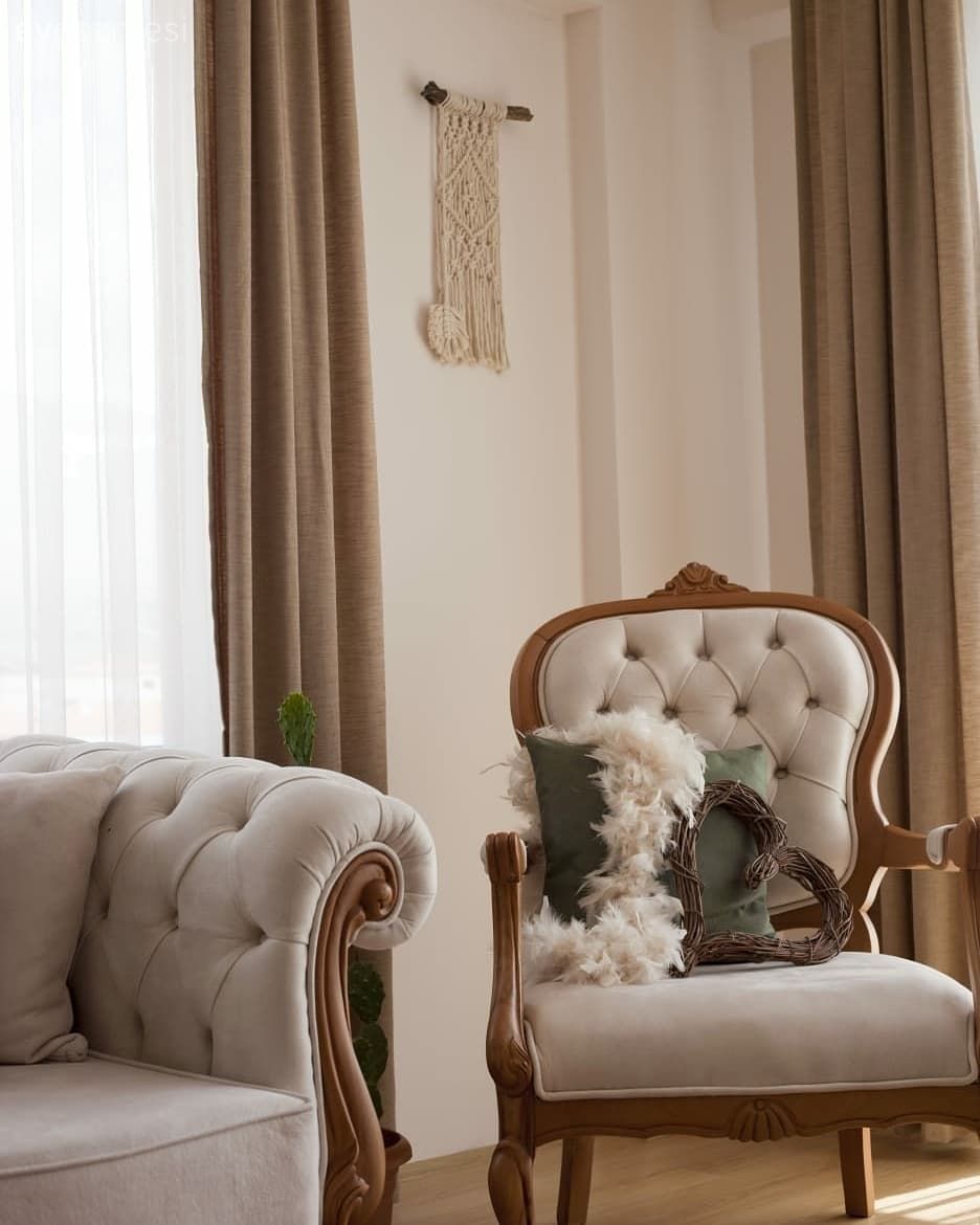 Salon, Krem, Kapitoneli koltuk, Ahşap Mobilya, Metal ayaklı sehpa, Sehpa, Ev Aksesuar, Fener, Halı, Salon halısı, Perde, Fon perde, Tül perde, Ev bitkisi, Berjer