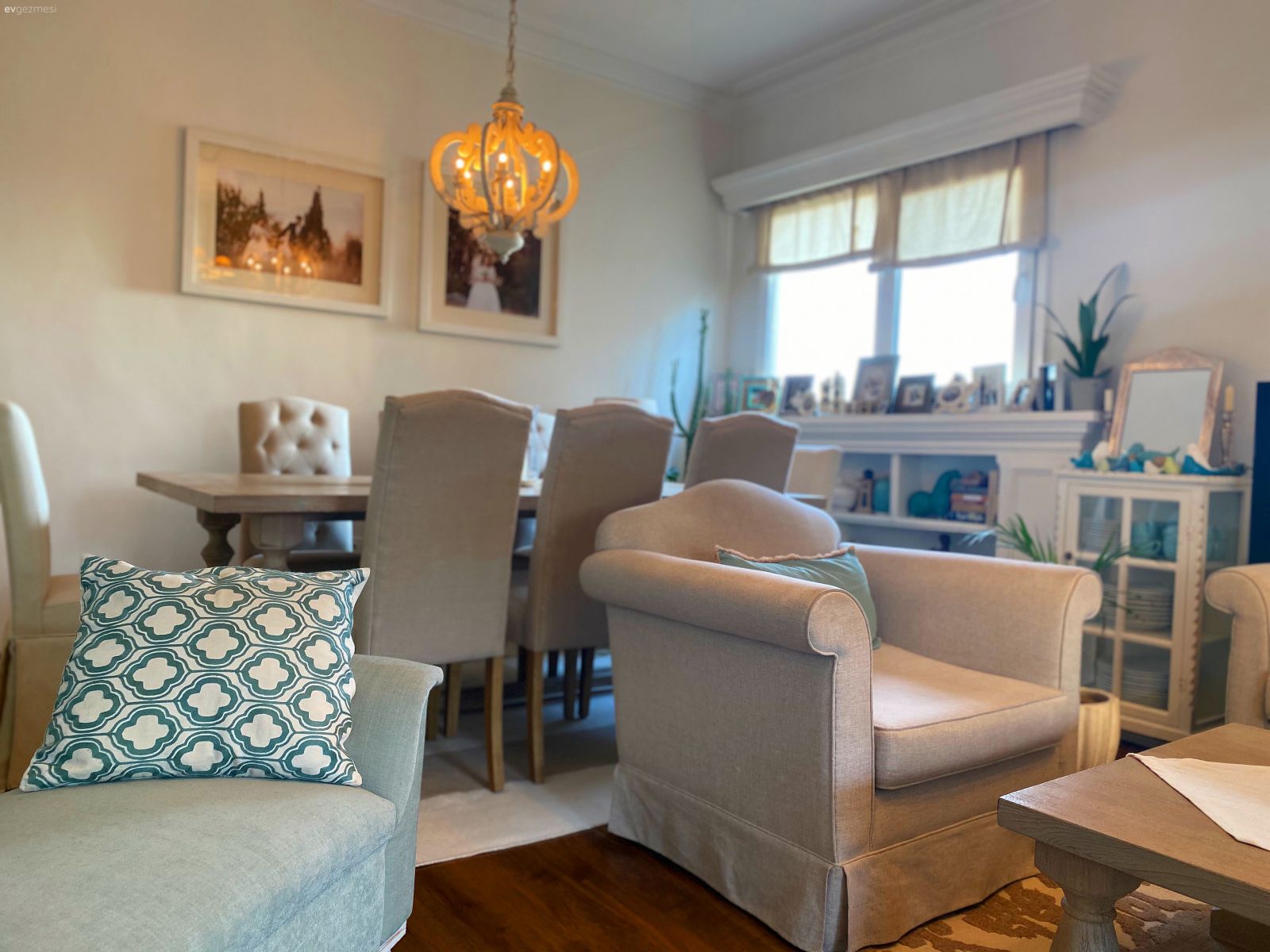 Salon, Bej, Beyaz, Vizon, Country, Krem, Koltuk takımı, Berjer, Masif ahşap, Turkuaz, Kırlent, Ev tekstili, Avize, Aydınlatma, Parke, Sandalye, Yemek masası, Tablo, Duvar dekorasyonu, Konsol, Konsol üzeri dekoratif objeleri