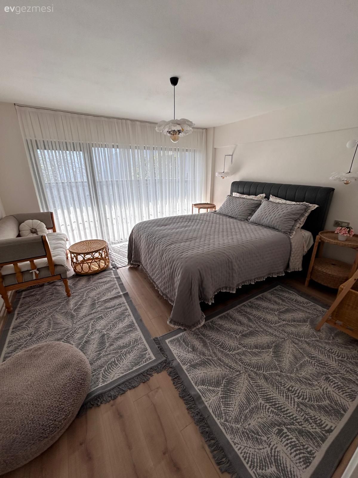 Yatak Odası, Gri, Hasır, Ahşap Mobilya, Bohem Dekorasyon, Yatak başlığı, Yatak örtüsü, Komodin, Halı, Puf, Avize, Aydınlatma, Parke