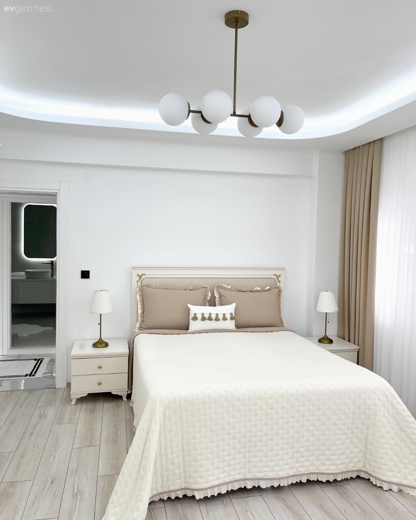 Yatak Odası, Beyaz, Kahverengi, Fon perde, Perde, Tül perde, Yatak örtüsü, Komodin, Avize, Aydınlatma, Yatak odası avizesi, Led aydınlatma, Abajur