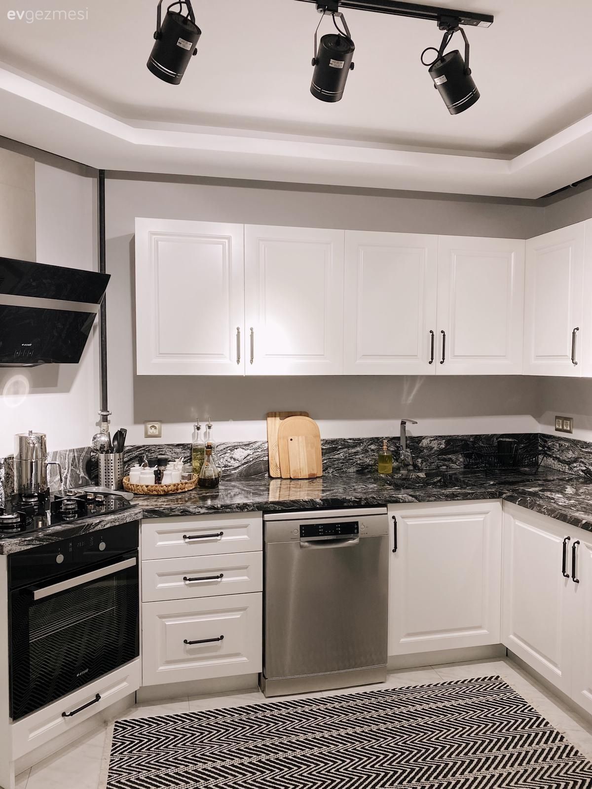 Mutfak, Beyaz, Siyah, Mutfak tezgahı, Mutfak tezgah arası, Tezgah arası seramik, Ankastre, Davlumbaz, Spot aydınlatma, Aydınlatma, Halı, Mutfak halısı