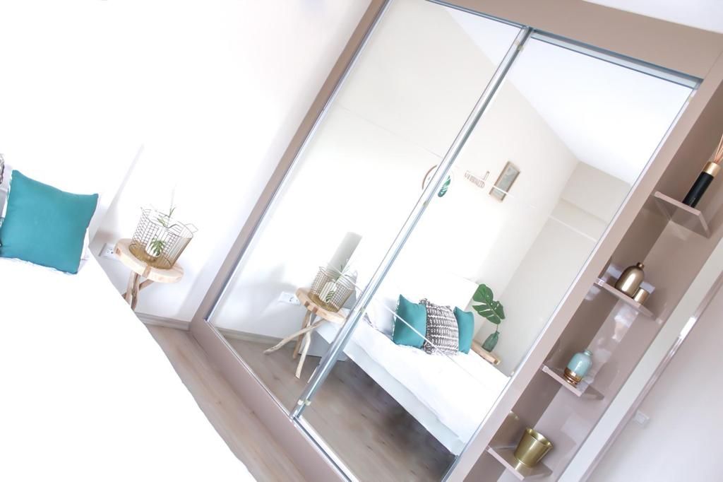 Yatak Odası, Beyaz, Mavi, Komodin, Yan sehpa, Sehpa, Krem, Gardrop, Dekoratif Objeler, Ayna kapaklı dolap, Ayna