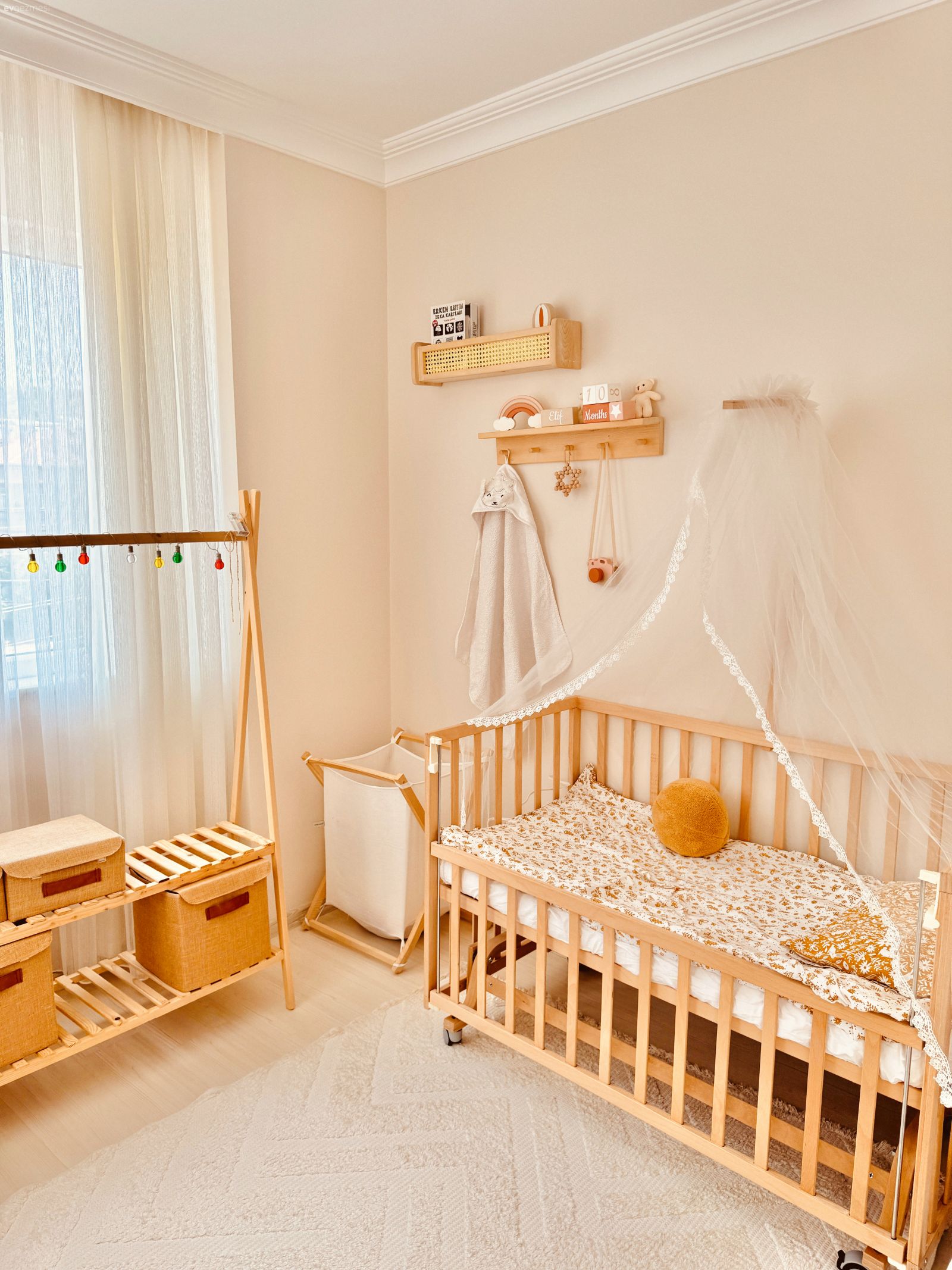 Beşik, Ahşap Mobilya, Beyaz, Bej, Hasır, Duvar dekorasyonu, Halı, Tül perde, Perde