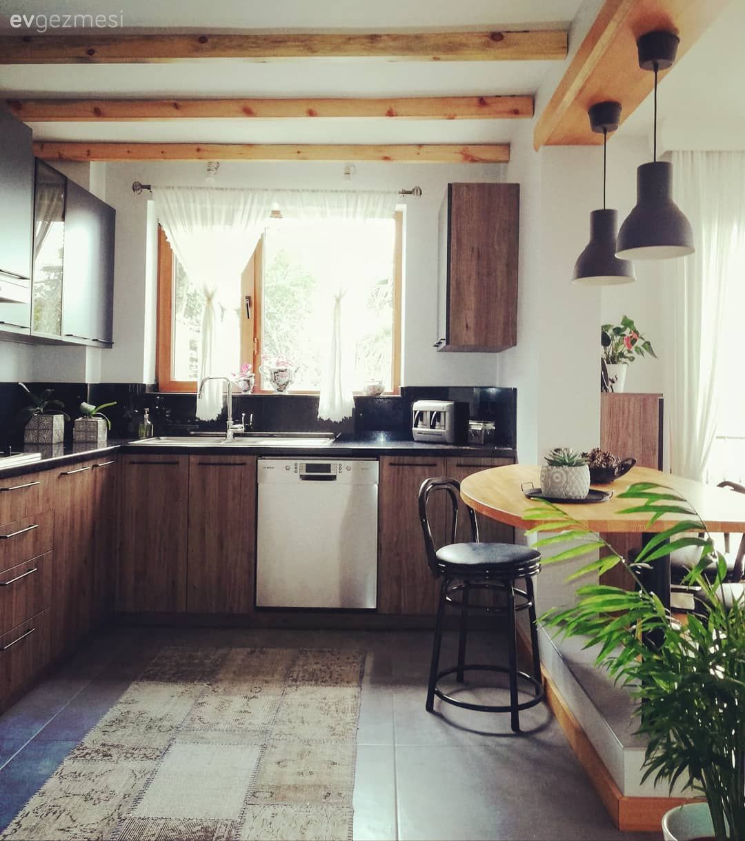 Amerikan Mutfak, Mutfak, Siyah, Beyaz, Kahverengi, Mutfak yarım adası, Mutfak tezgahı, Mutfak tezgah arası, Tabure, Tavan dekorasyon, Sarkıt, Aydınlatma, Mutfak Avize Modelleri, Mutfak zemin seramikleri, Mutfak halısı