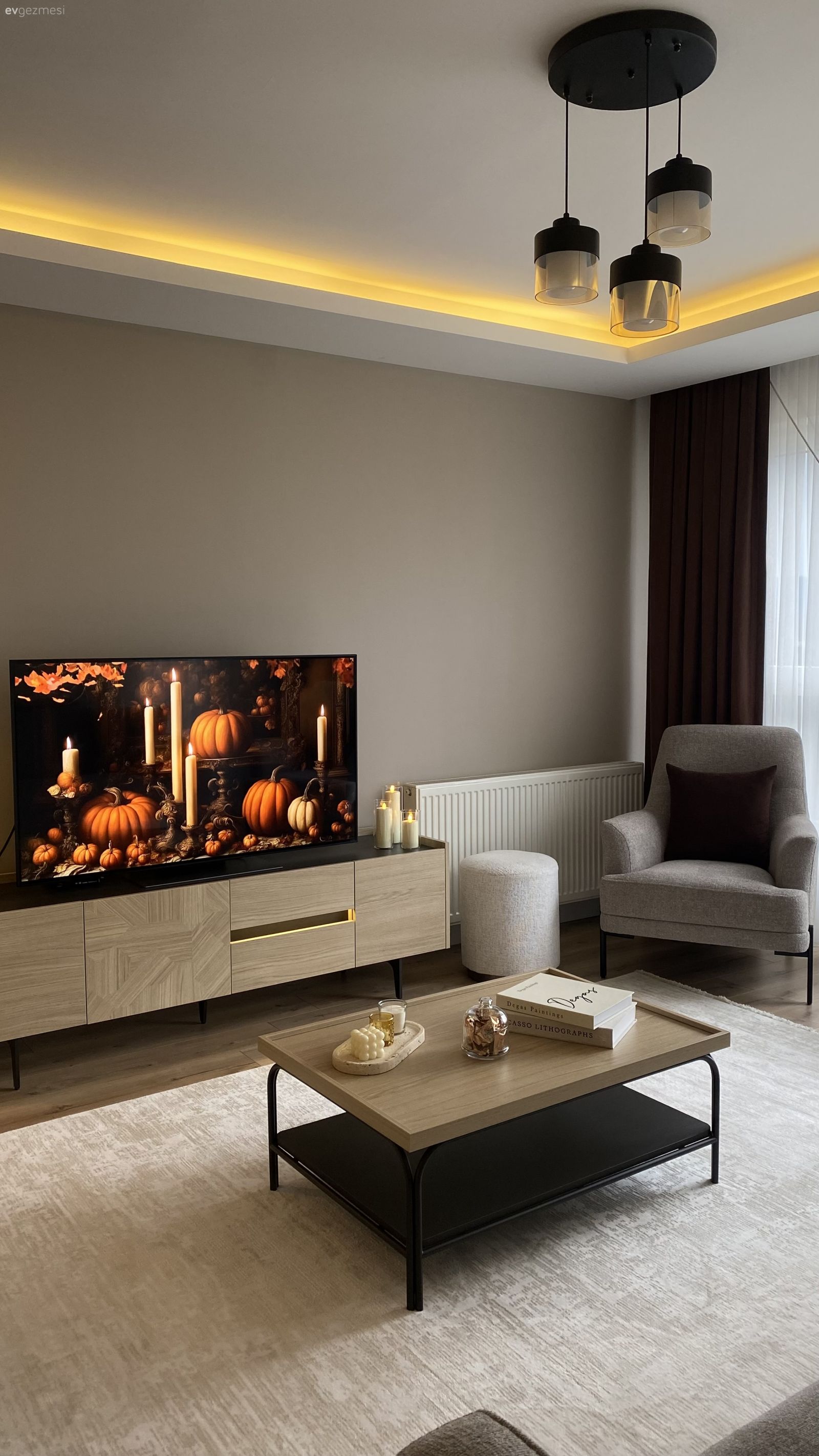 Gri duvar, Bej, Gri, Kahverengi, Fon perde, Perde, Tül perde, Orta sehpa, Sehpa, Halı, Salon halısı, Beyaz, Tv ünitesi, Tv ünitesi aksesuarları, Ev Aksesuar, Avize, Aydınlatma