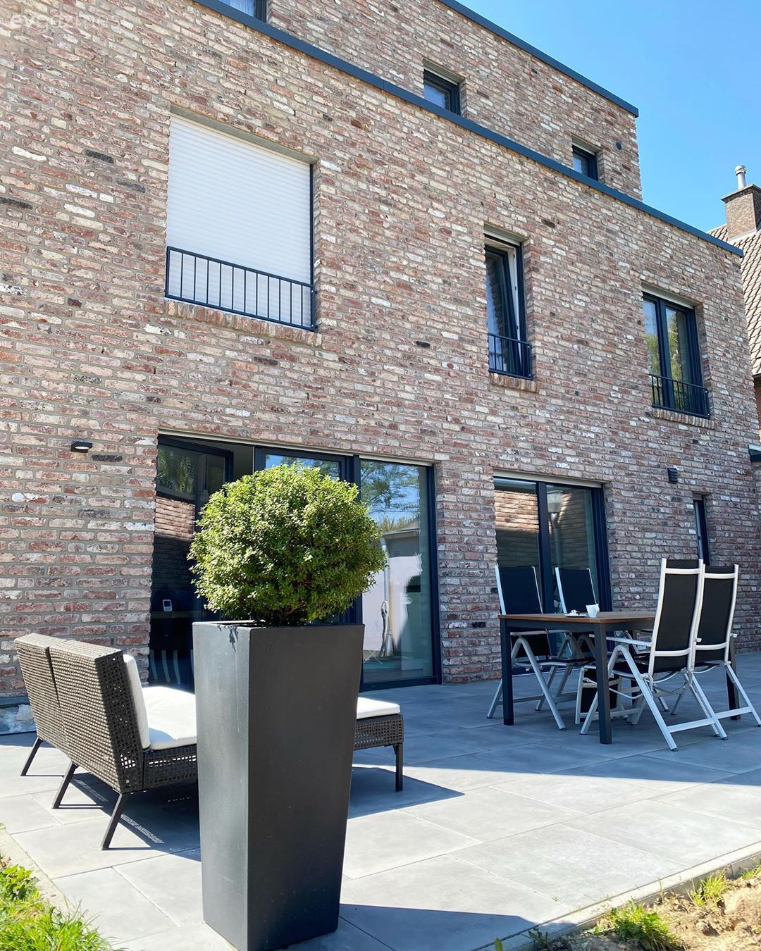 Bu Minimalist Evde Ortama Sıcaklık Katan Detaylar da Unutulmamış!