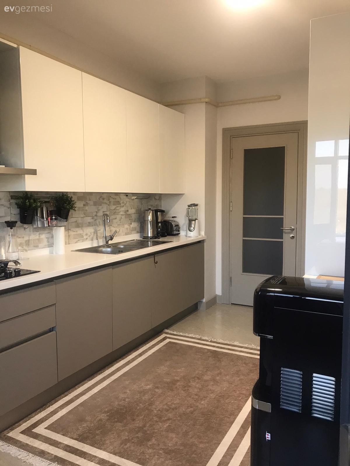 Mutfak, Gri, Beyaz, Mutfak tezgahı, Mutfak tezgah arası, Tezgah arası seramik, Davlumbaz, Ankastre, Halı, Mutfak halısı, Çizgili desen, Desenler