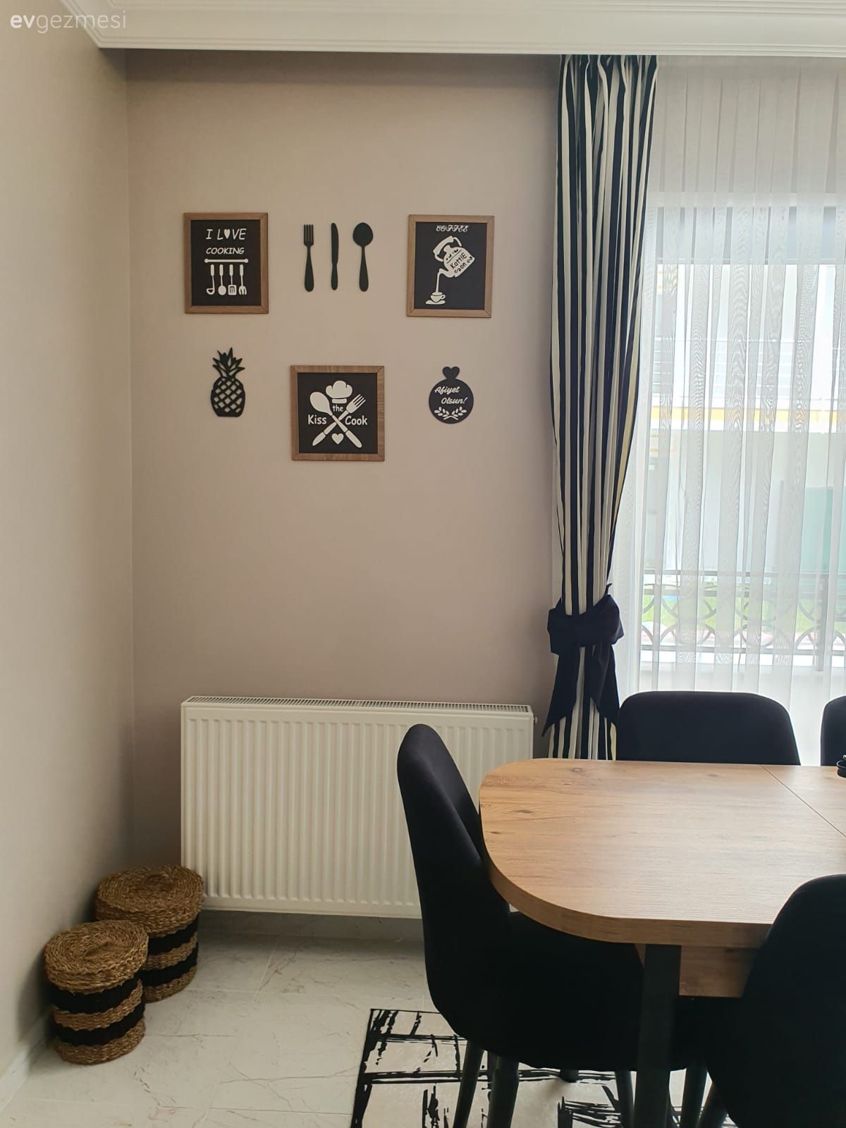 Mutfak masası, Sandalye, Mutfak halısı, Mutfak, Beyaz, Siyah, Mutfak perdesi, Tül perde, Perde, Mutfak duvar dekorasyonu