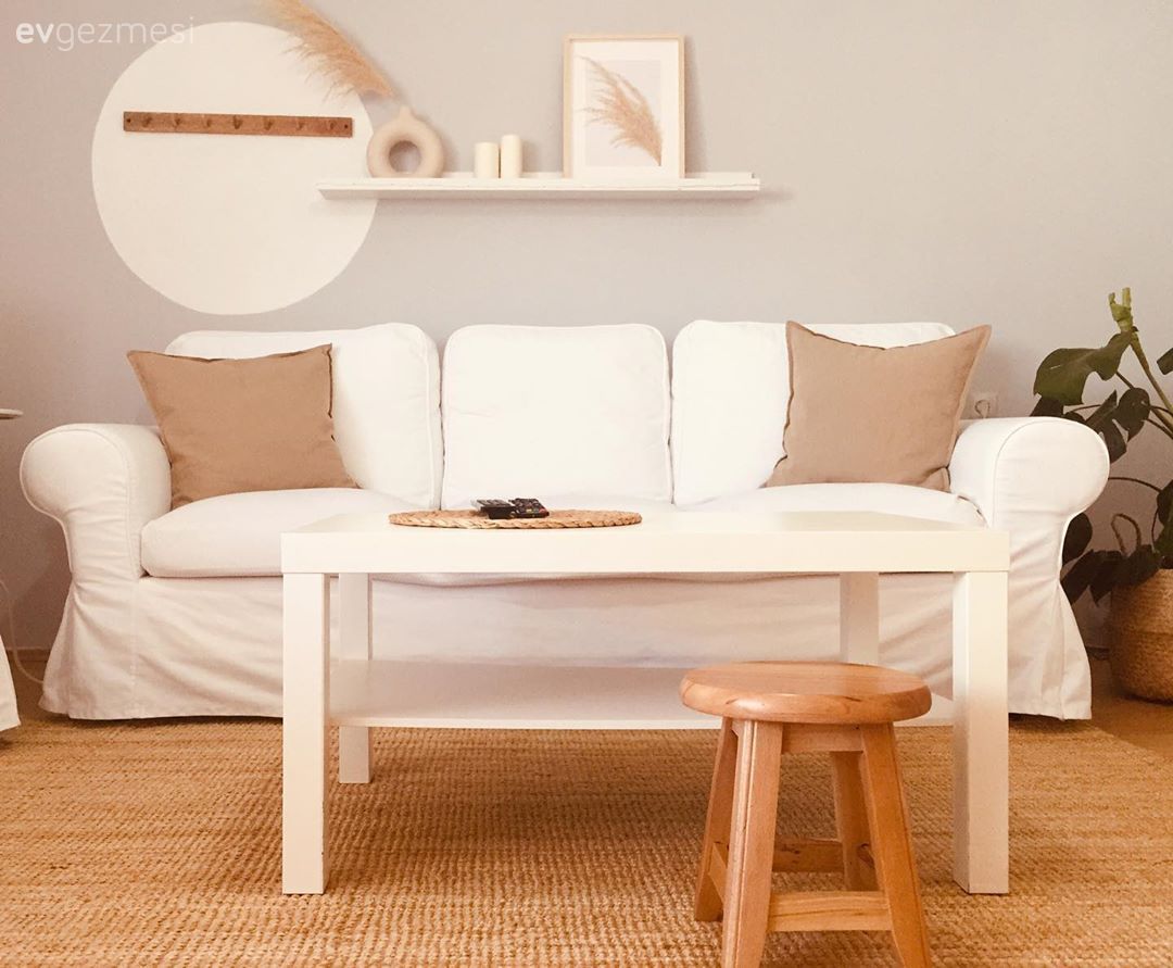 Salon, Bohem Dekorasyon, İskandinav, Duvar rafı, Duvar dekorasyonu, Yuvarlak ayna, Dekoratif ayna, Orta sehpa, Sehpa, Jüt halı, Halı, Salon halısı, Kırlent, Ev tekstili