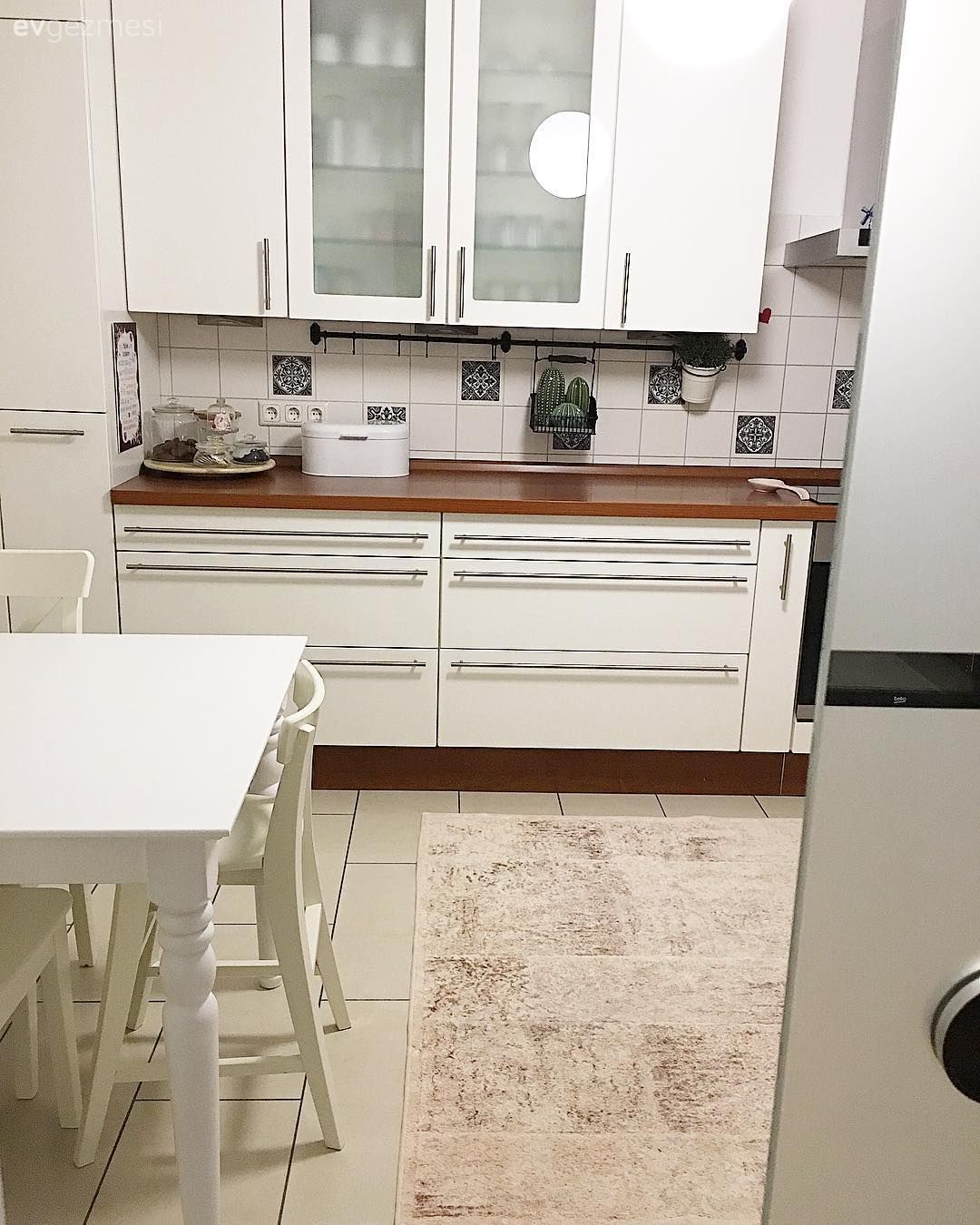 Mutfak, Beyaz, Kahverengi, Mutfak tezgahı, Tezgah arası seramik, Mutfak tezgah arası, Mutfak masası, Sandalye, Halı, Mutfak halısı, Ahşap mutfak tezgahı