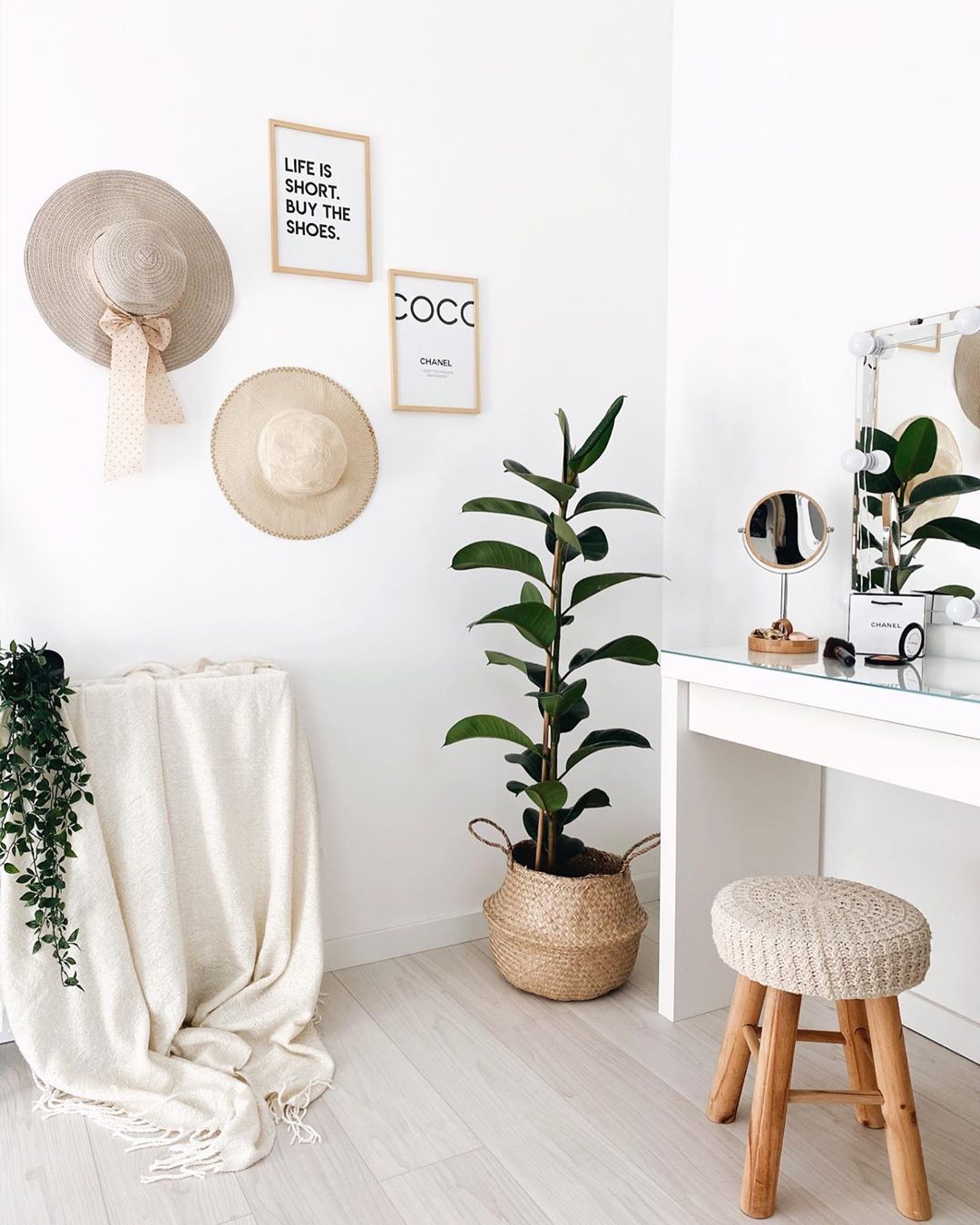 Yatak Odası, Makyaj masası, Makyaj aynası, Ev bitkisi, Hasır sepet, Duvar dekorasyonu, Beyaz, Bej
